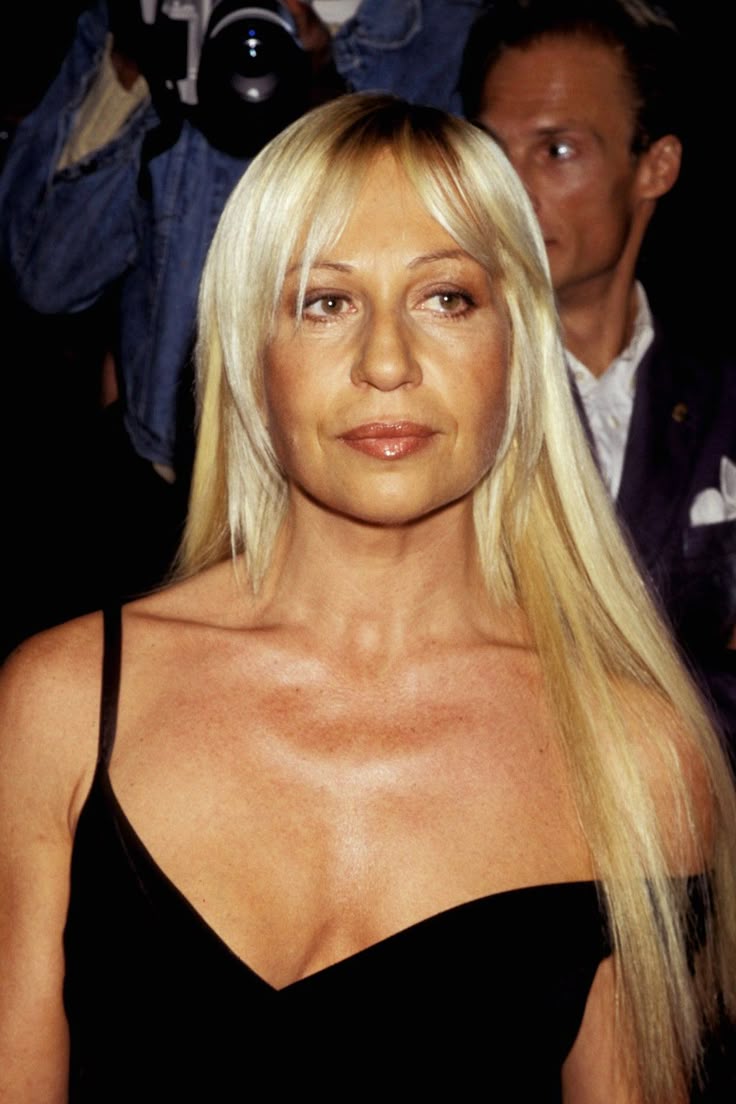 736x1104 The Evolution Of Donatella Versace's Va Va Voom Beauty Look—From Blonde To Blonder