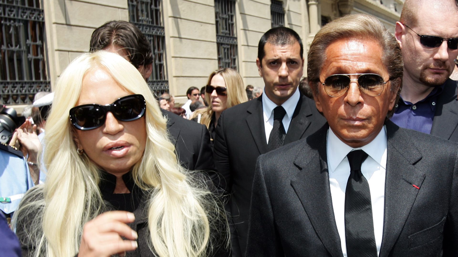 1920x1080 Donatella Versace wears bold outfit at Valentino Garavani's funeral