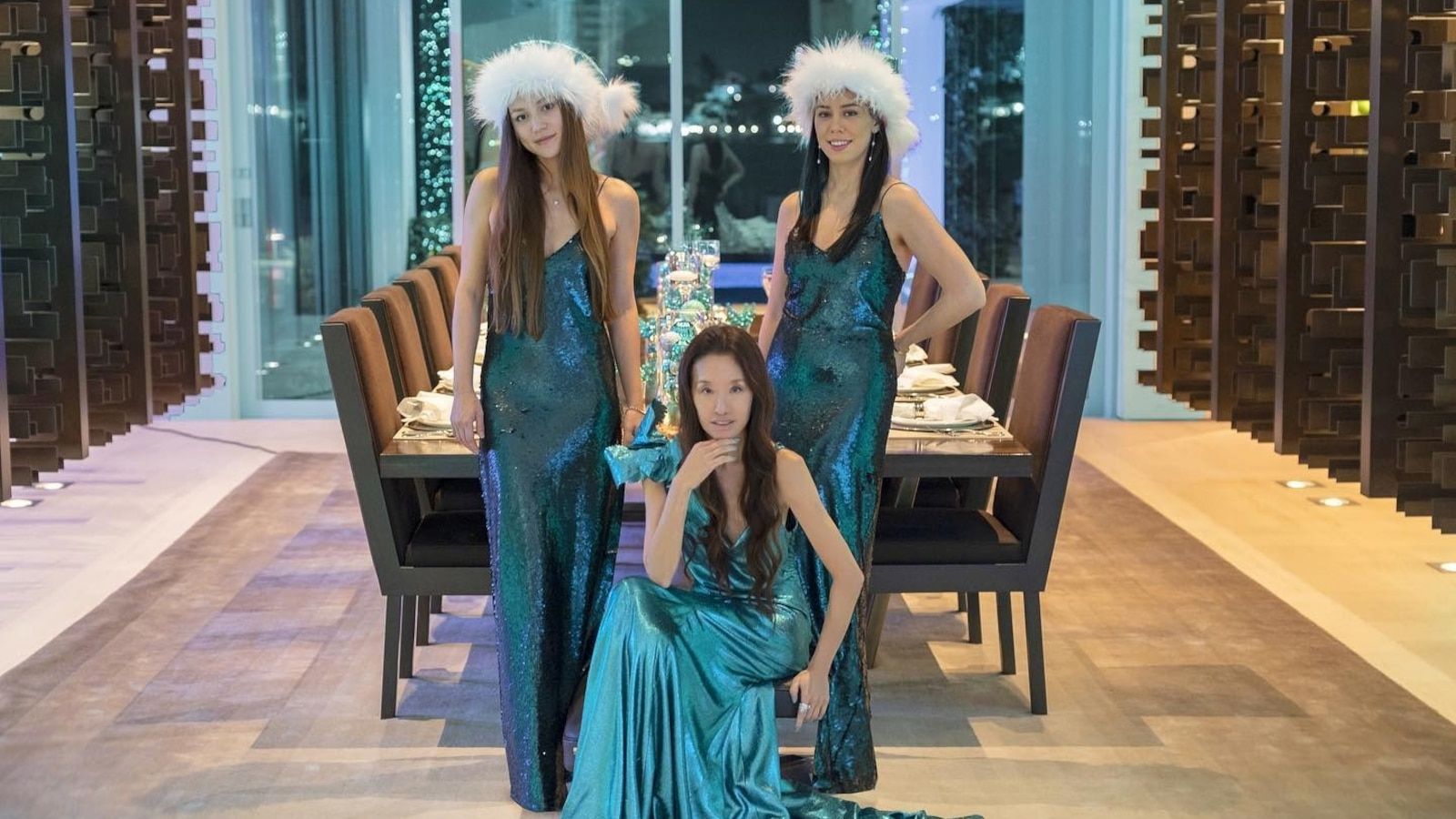 1600x900 Vera Wang twins with daughters in dazzling holiday photo