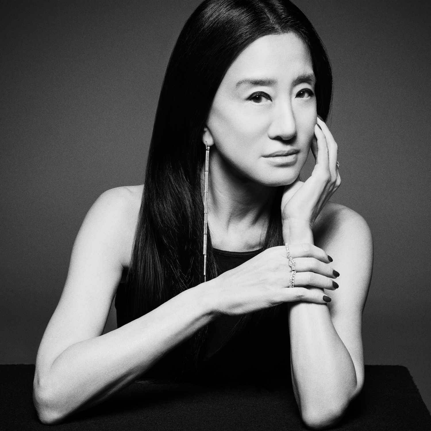 1500x1500 Vera Wang Icon Of Bridal Fashion Design Wallpaper