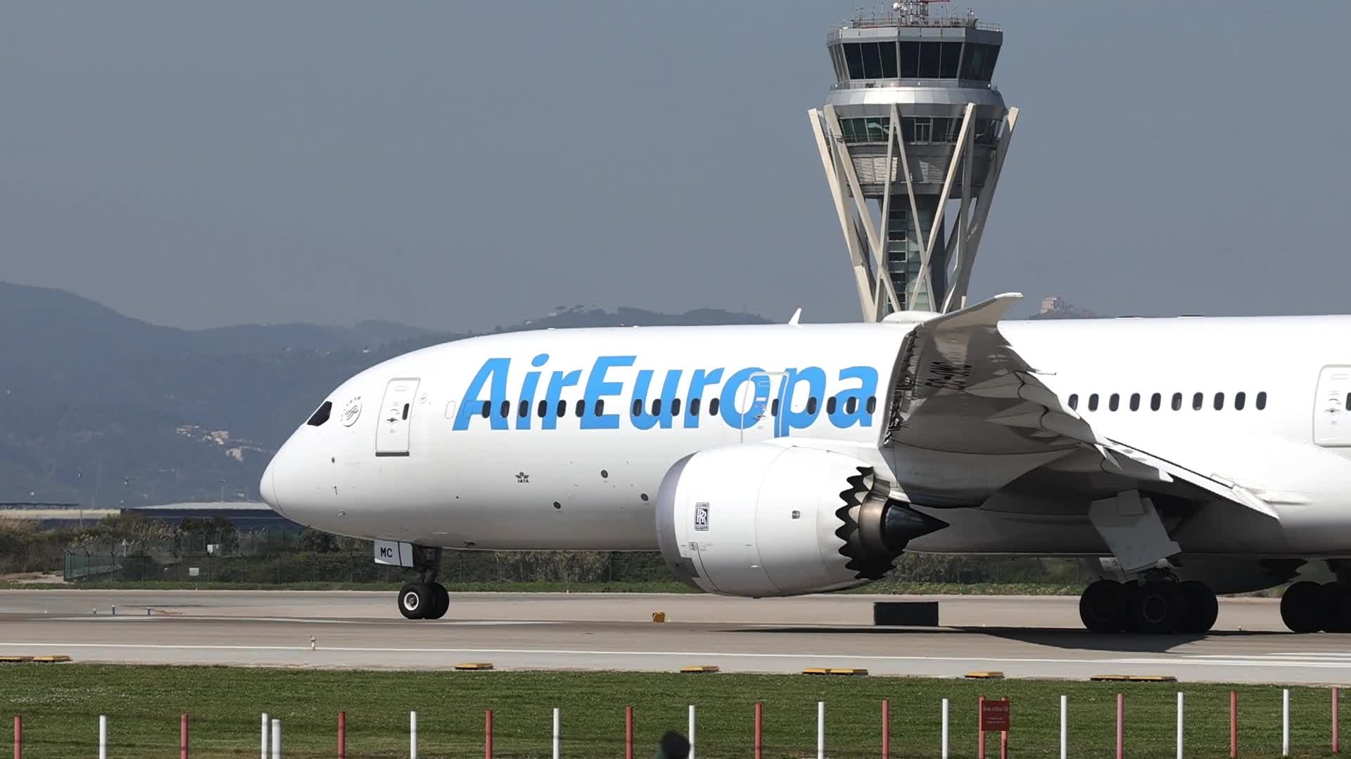 1920x1080 An Air Europa Boeing 787 takes off from Barcelona Airport