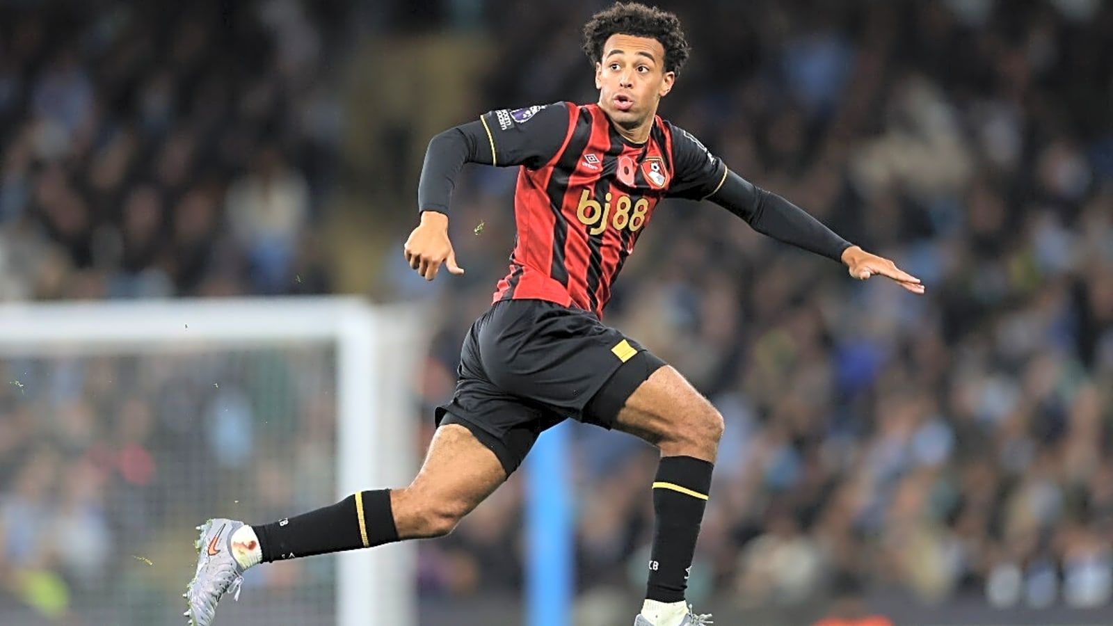 1600x900 Man United frontrunners to sign £45 million Premier League midfielder ahead of Liverpool & Chelsea