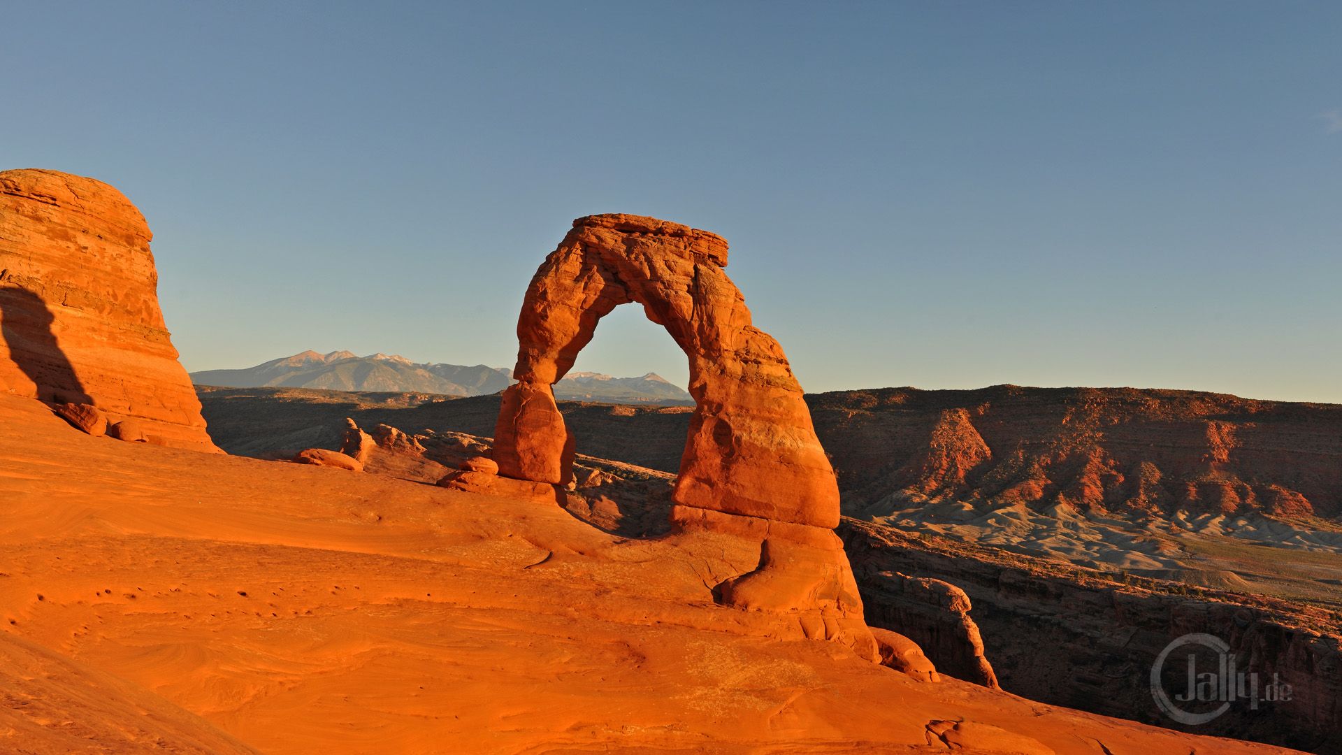 1920x1080 Delicate Arch at sunset Wallpaper States of America / Moab