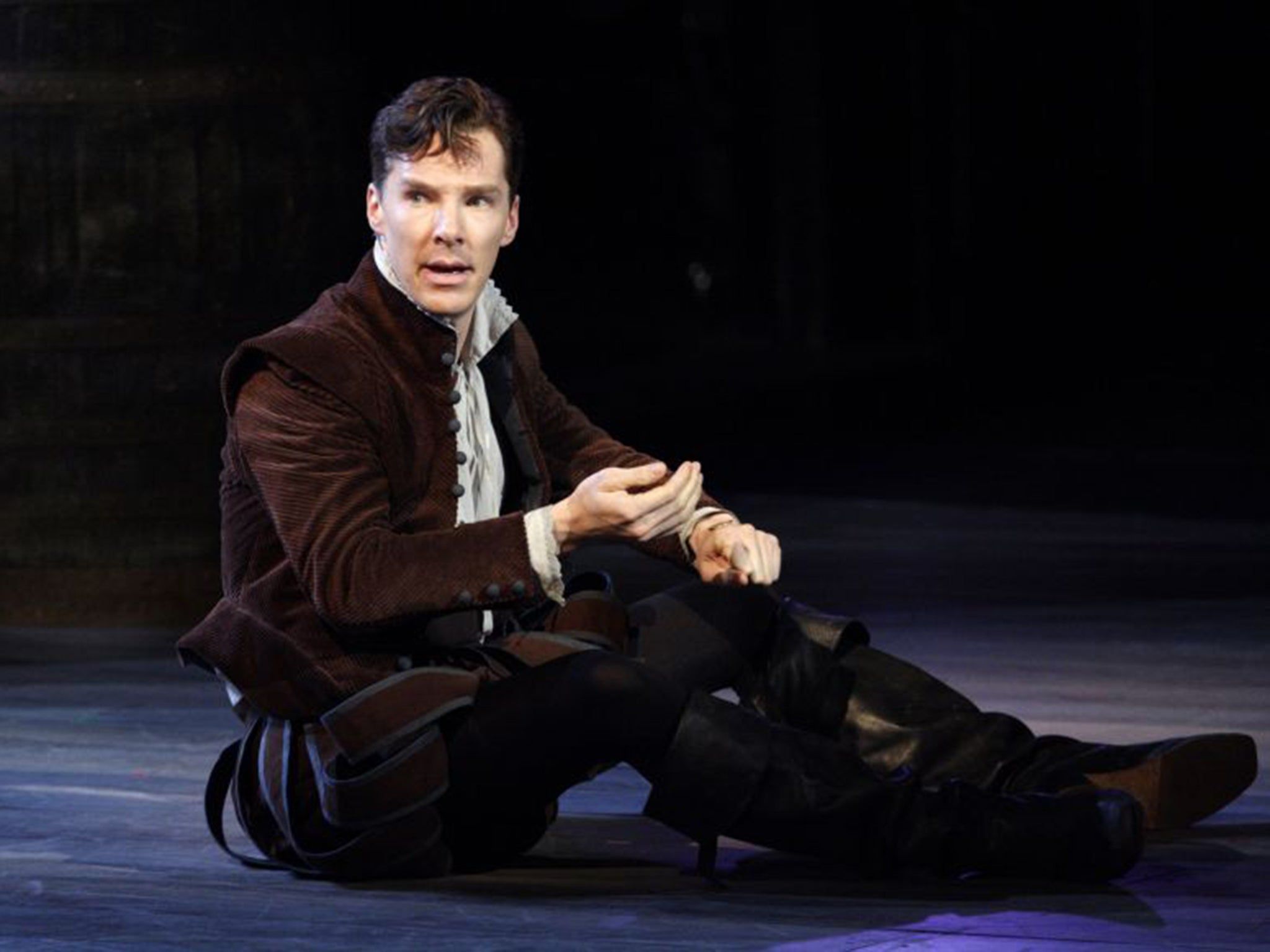 2048x1536 Hamlet: Benedict Cumberbatch no longer opening with 'to be or not to be' after uproar
