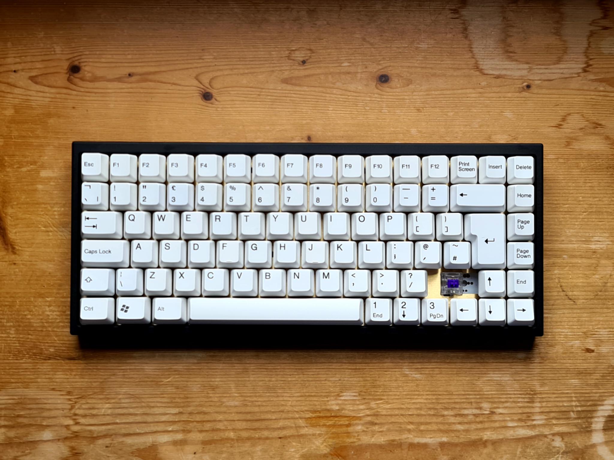 2048x1536 White on Black 75% Build