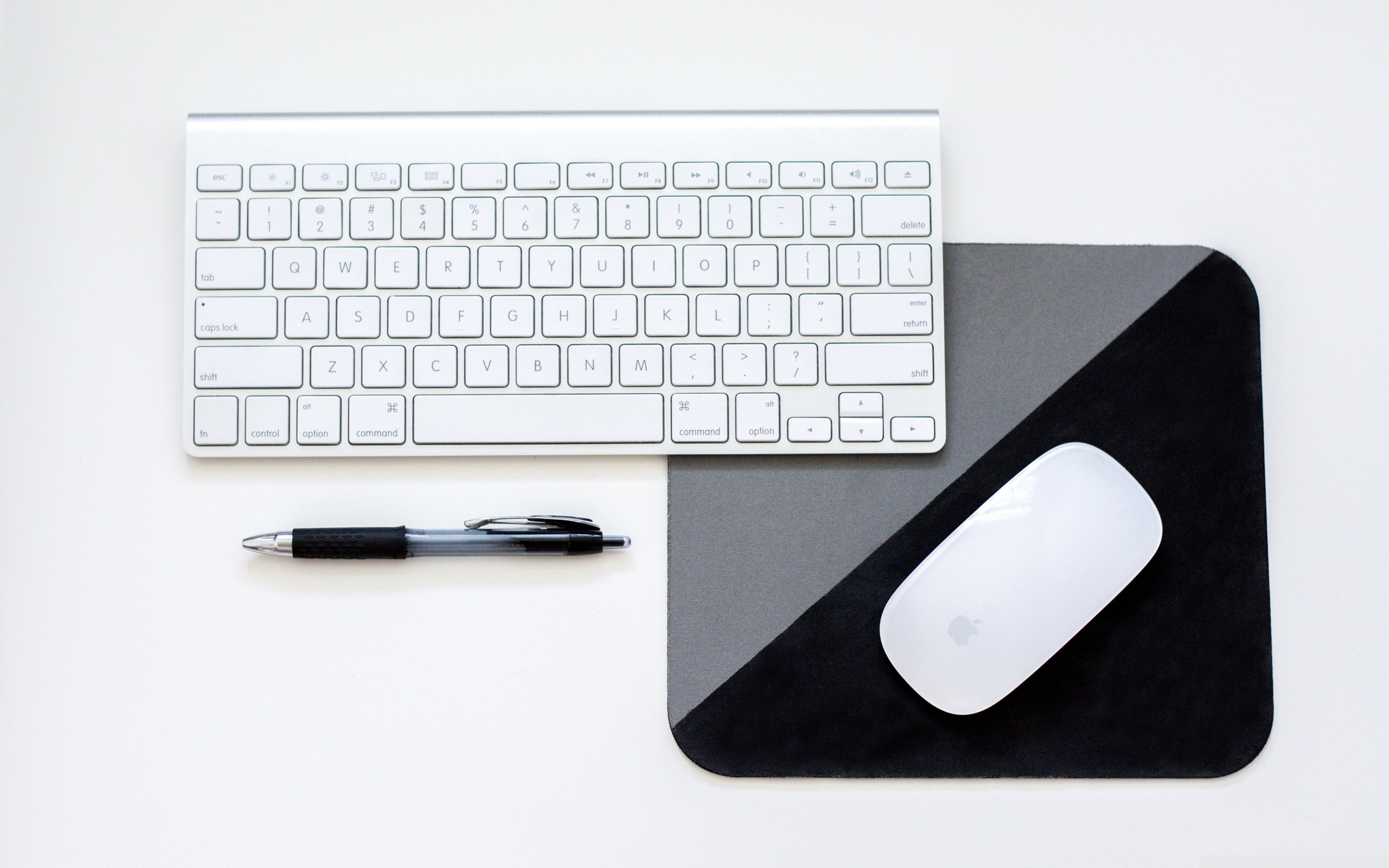 2880x1800 Keyboard And Mouse Wallpaper