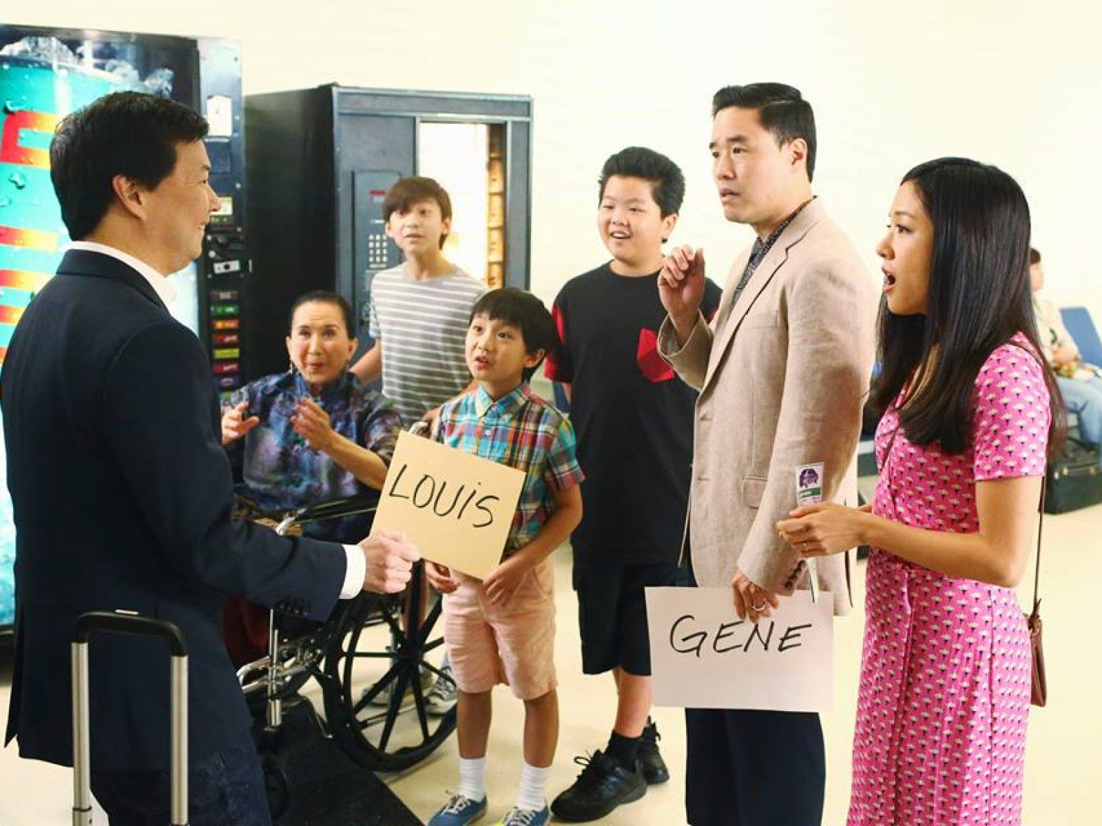 1600x1200 Fresh Off The Boat season 2 finale live online: Ken Jeong guest stars as Louis' estranged brother