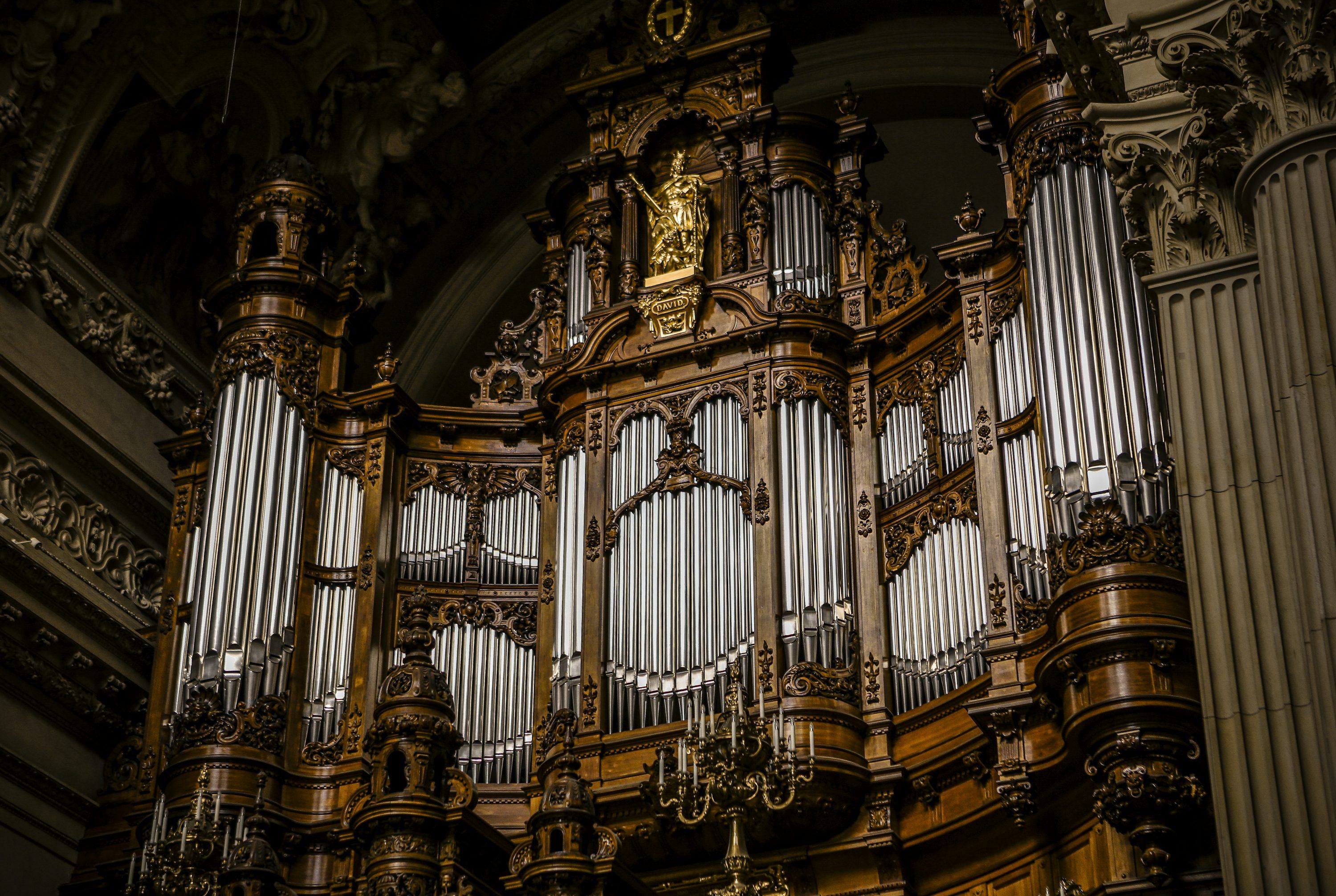 3000x2014 A large pipe organ sitting inside of a building photo