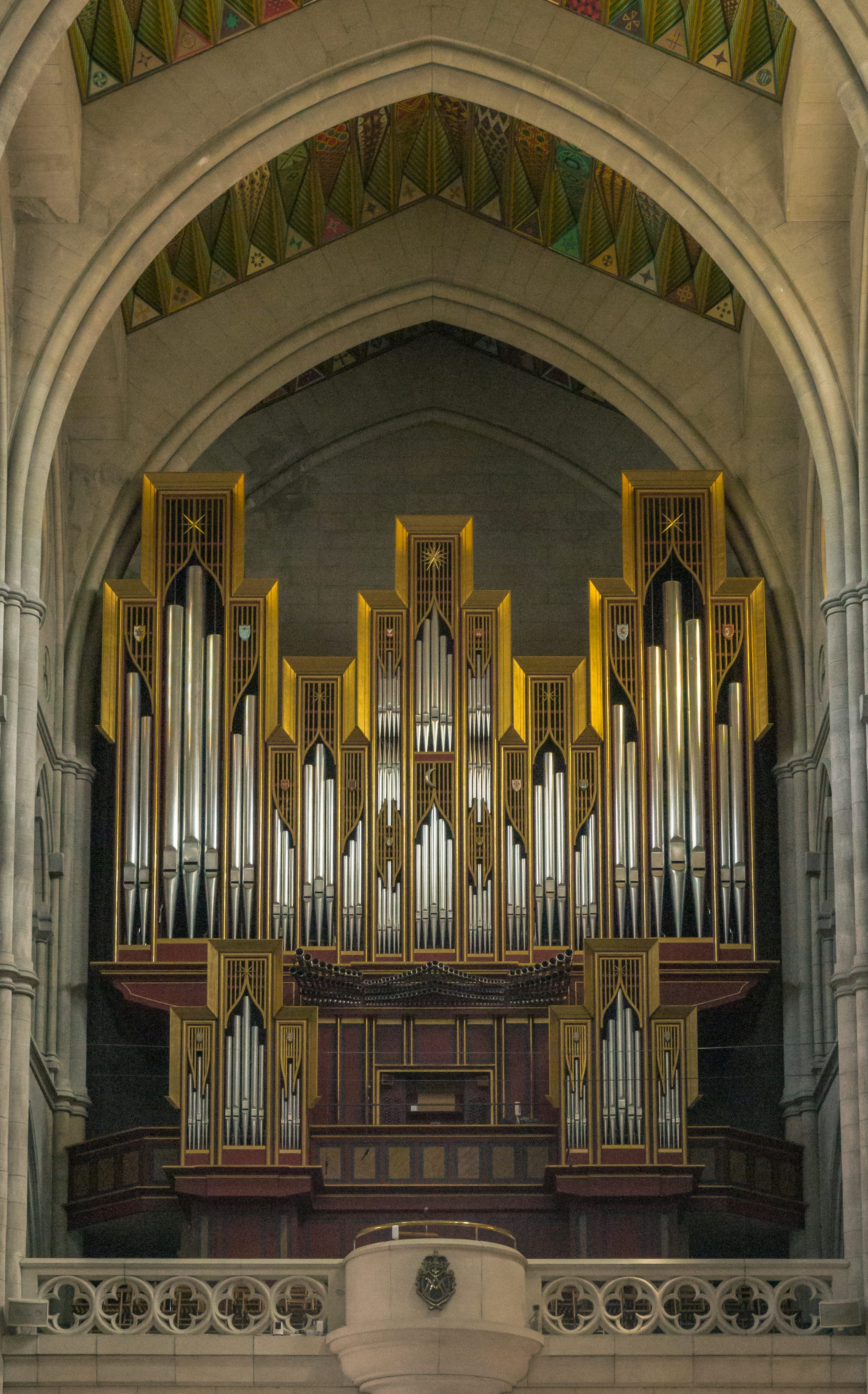3000x4817 A large pipe organ in a large building photo