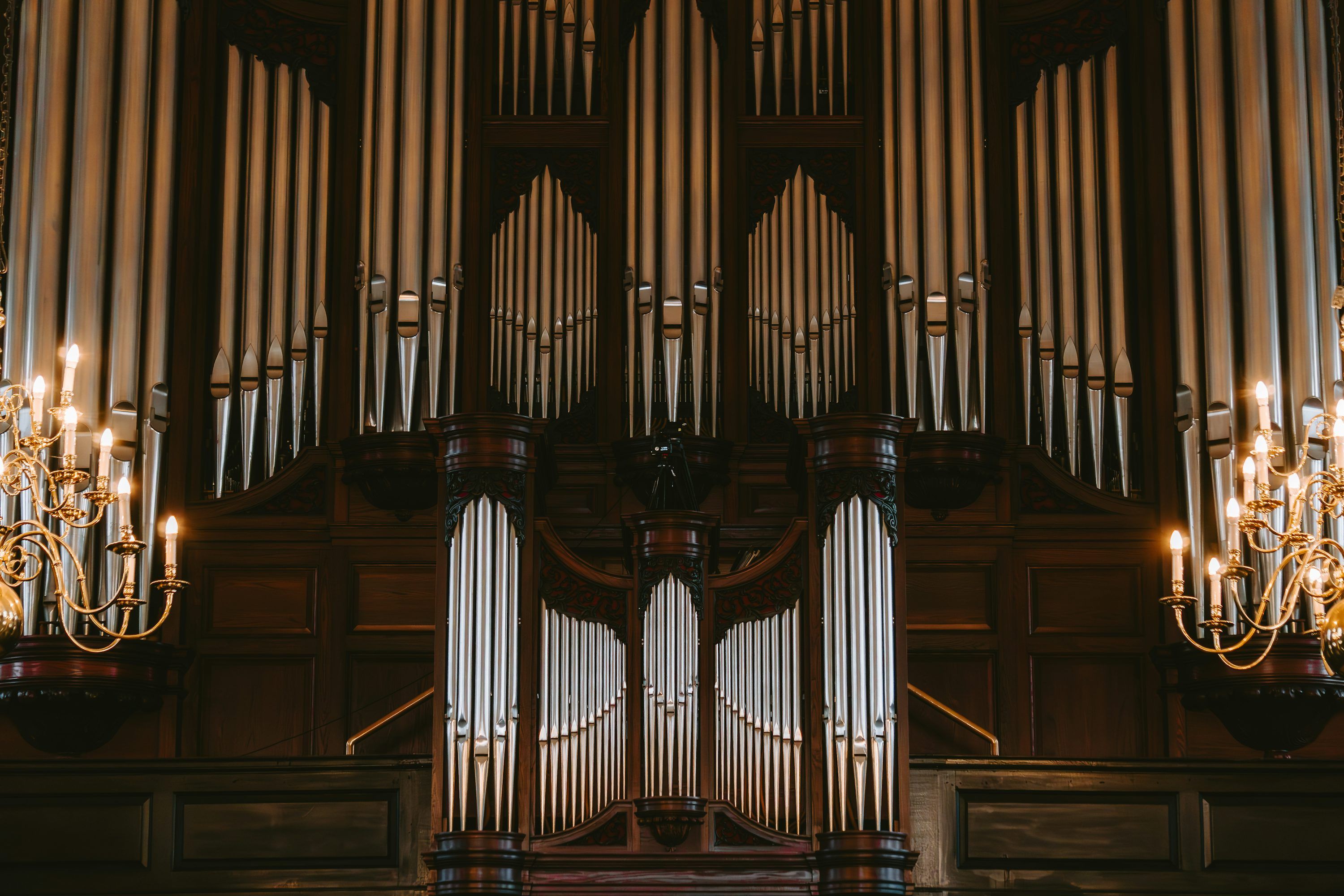 3000x2000 A pipe organ in a church with chandeliers photo