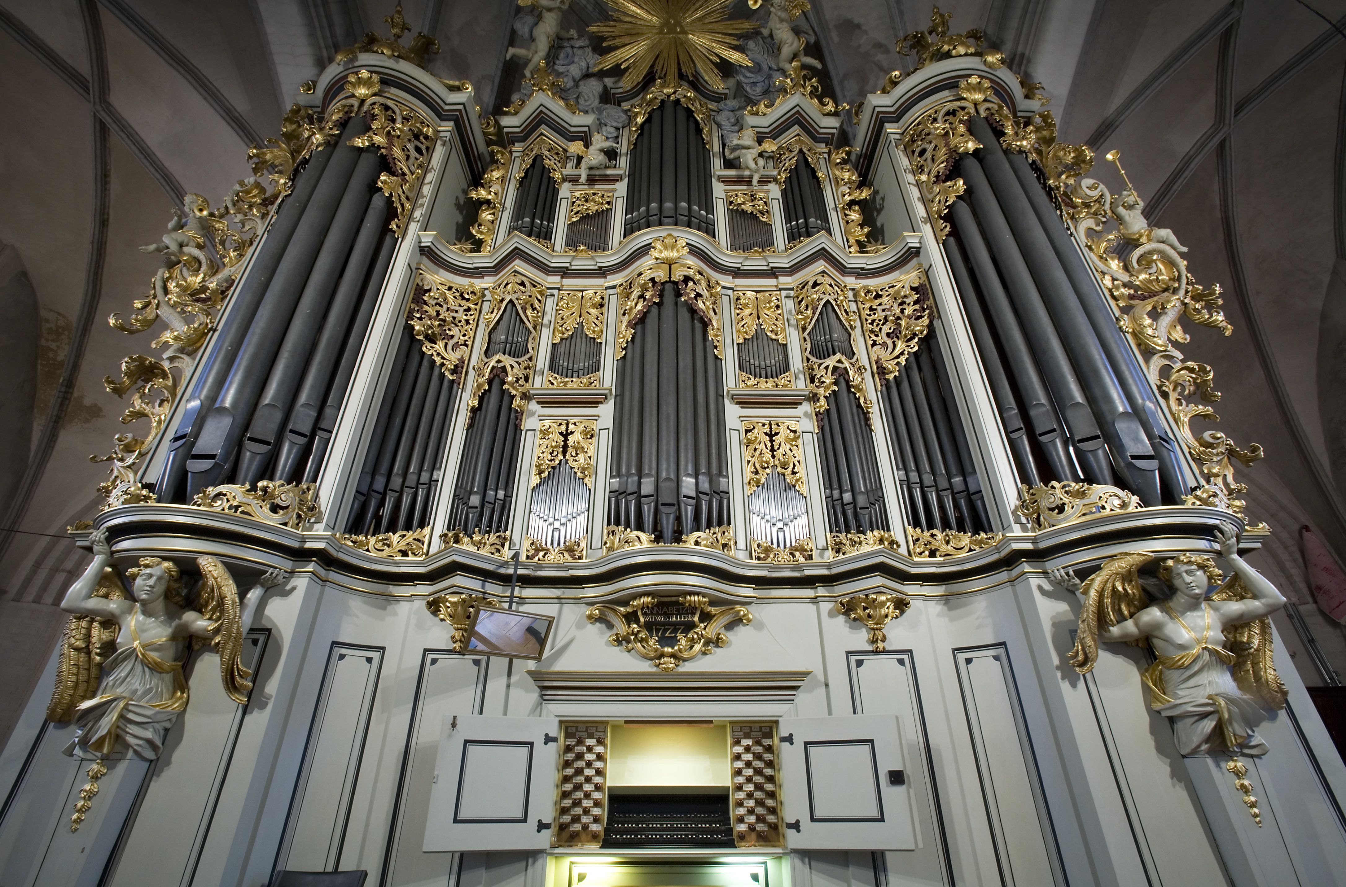 4345x2864 Berlin- Church pipe organ at St Marienkirche
