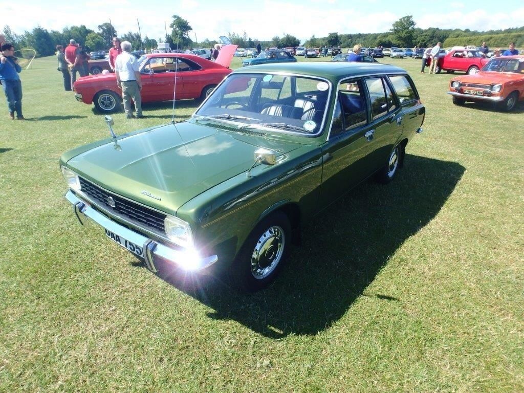 1024x768 Hillman Hunter 1725 4dr Saloon