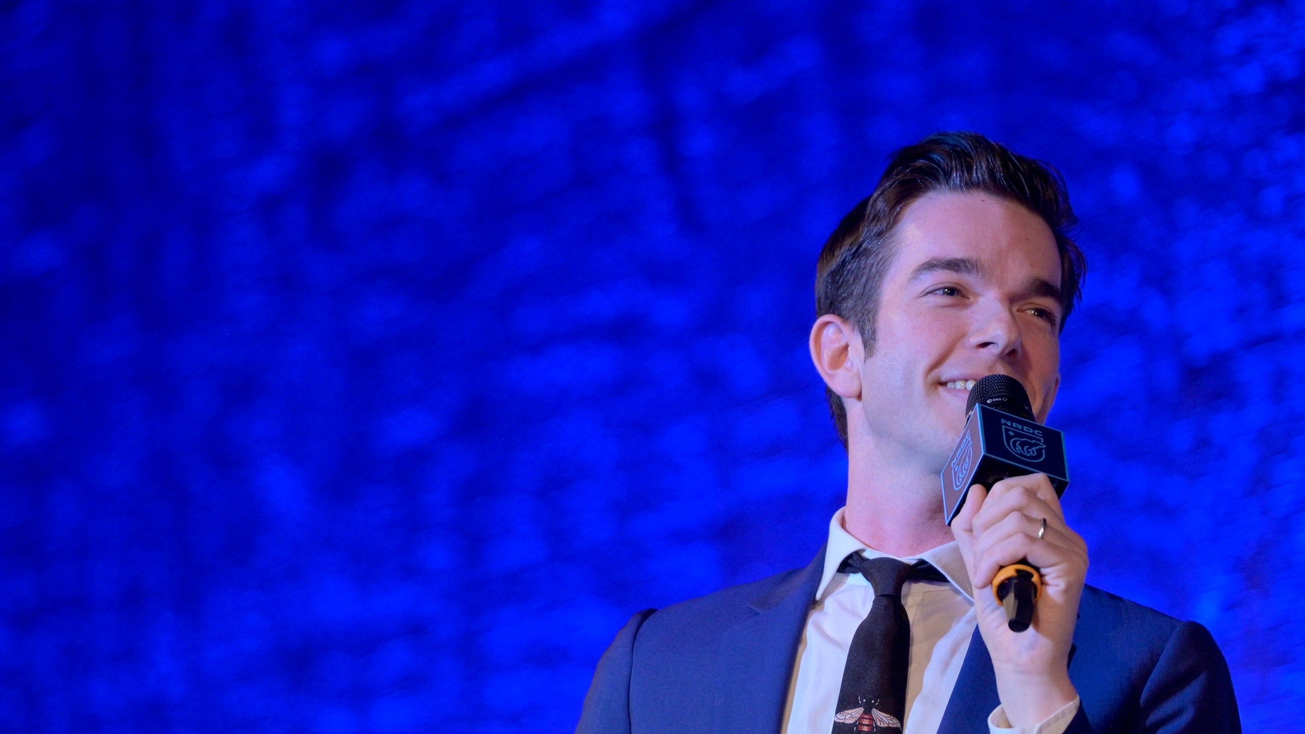 2560x1440 Comedian John Mulaney announces St. Louis date