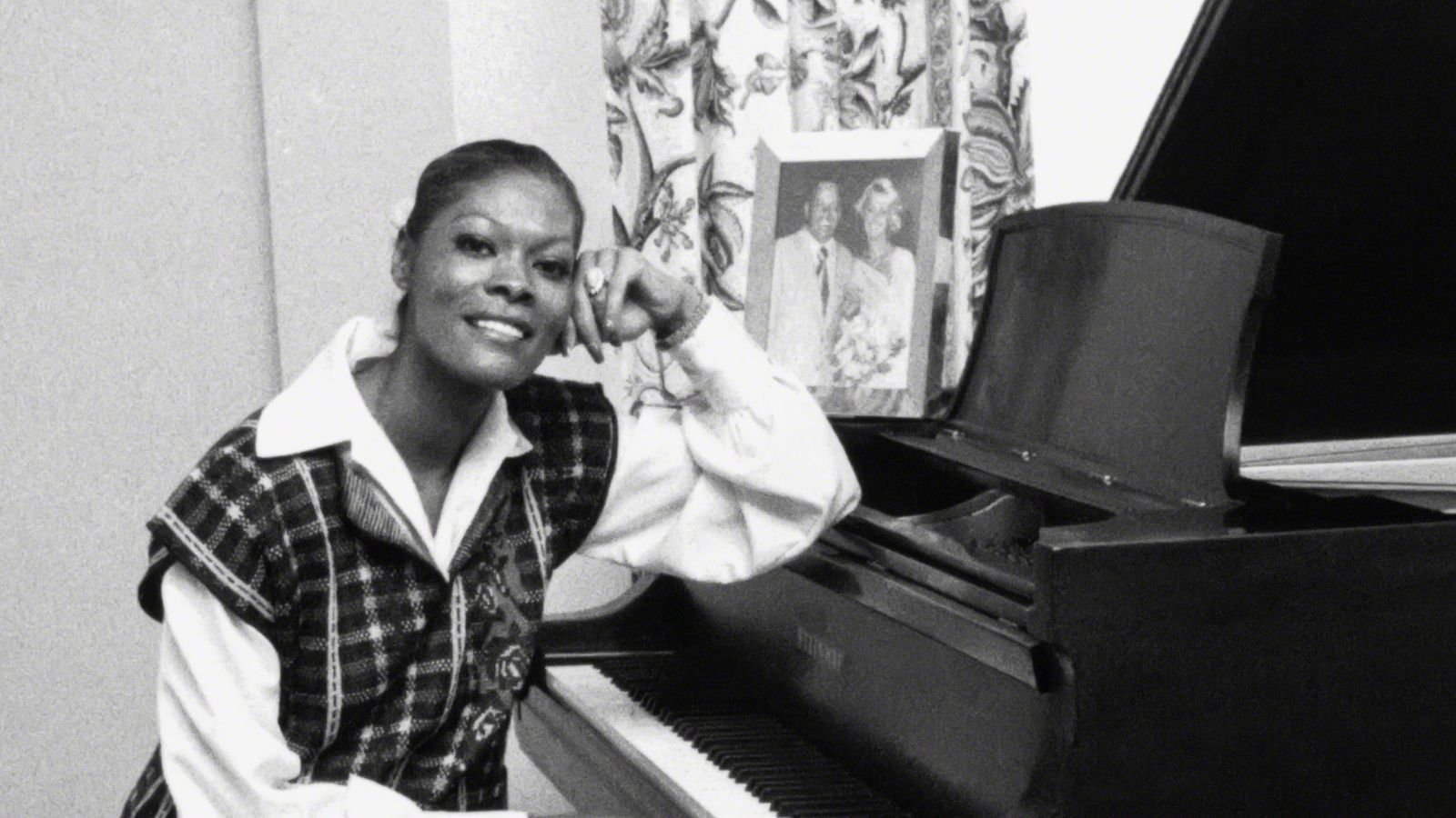 1600x900 Dionne Warwick's '80s Living Room Pioneers a 2026 Trend. Homes and Gardens