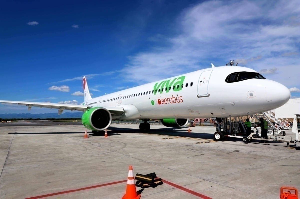 1200x798 Download Viva Aerobus Front View On Airport Wallpaper