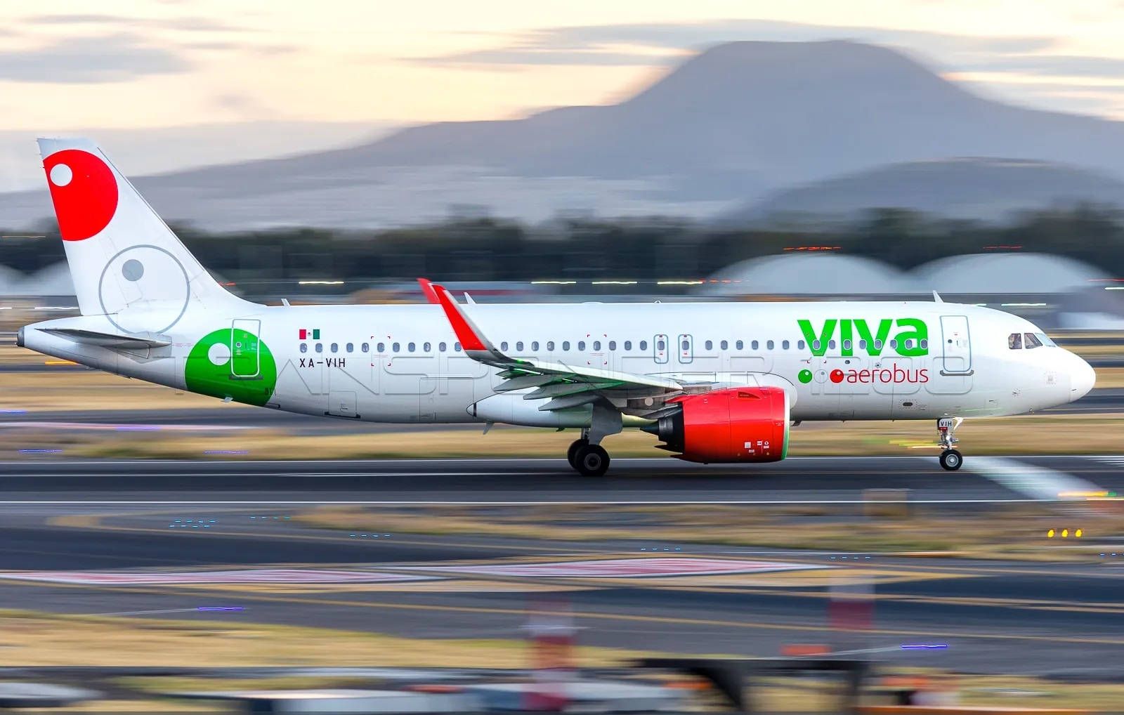 1600x1018 Download Viva Aerobus On Airport Blurred Effect Wallpaper