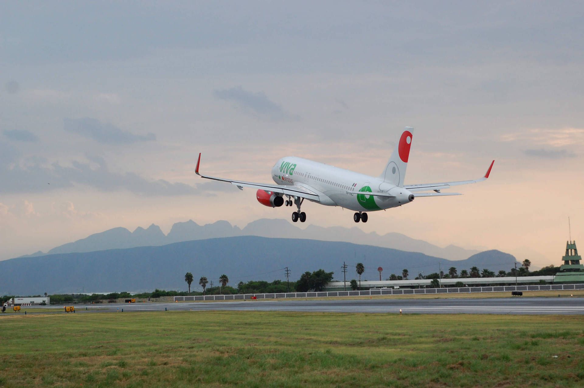 1920x1277 Download Viva Aerobus Taking Off From Airport Runway Wallpaper