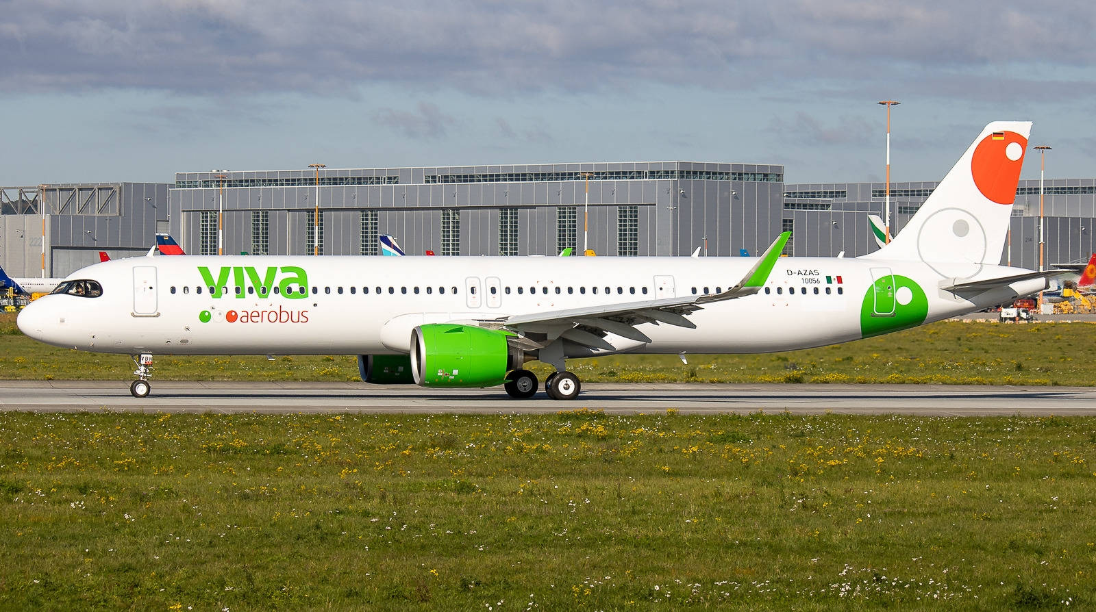 1600x894 Download Viva Aerobus With Gray Building Wallpaper