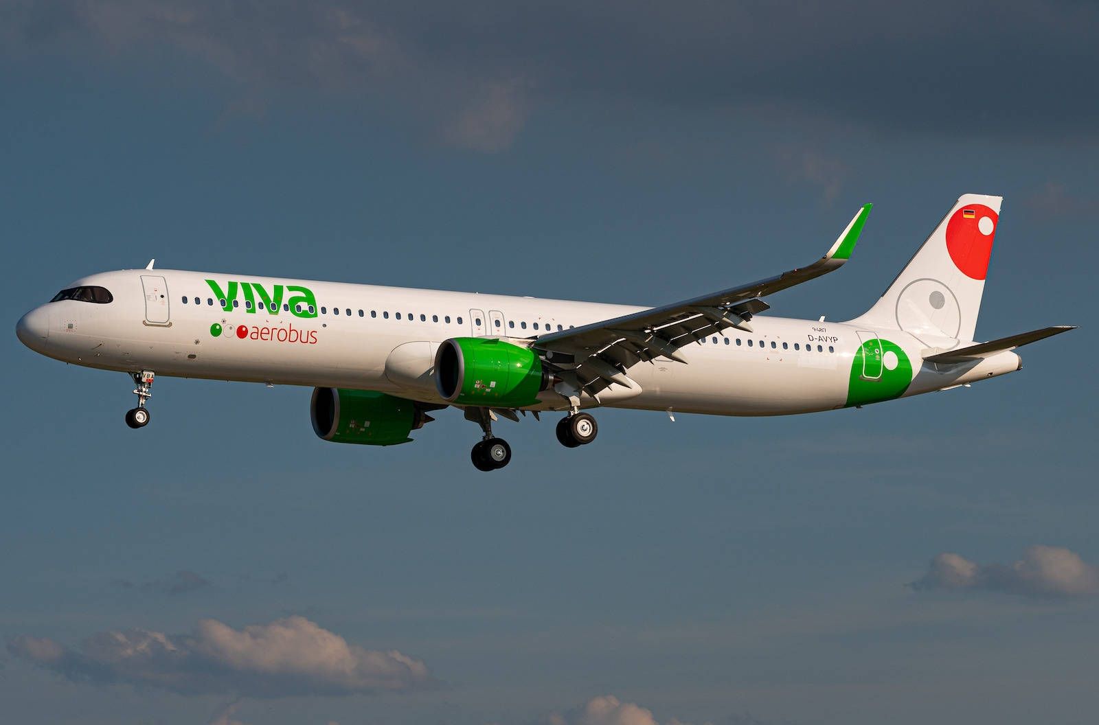 1600x1056 Descargar fondos de Vivaaerobus Volando En El Cielo Oscuro
