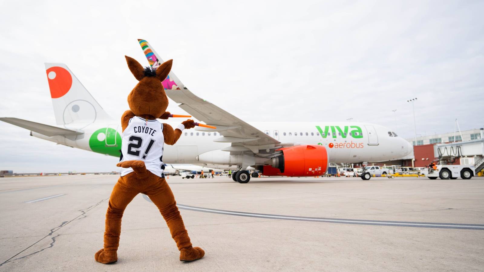 1600x900 Viva Aerobus Signs Sponsorship Deal With The San Antonio Spurs