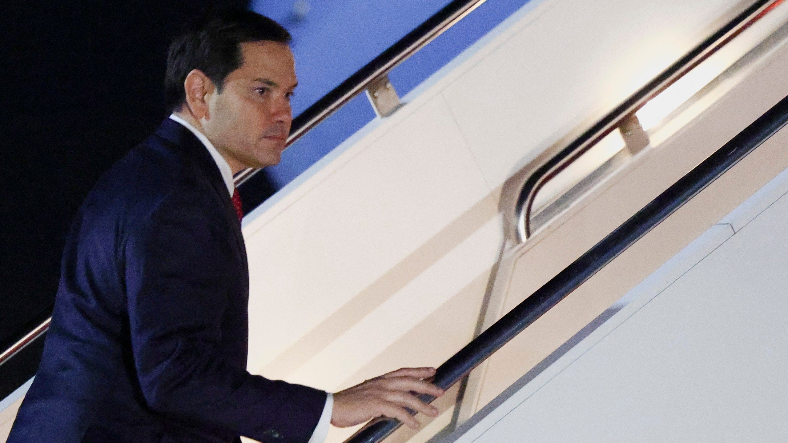 2560x1440 Plane carrying Secretary of State Rubio to Europe turned around because of a mechanical issue