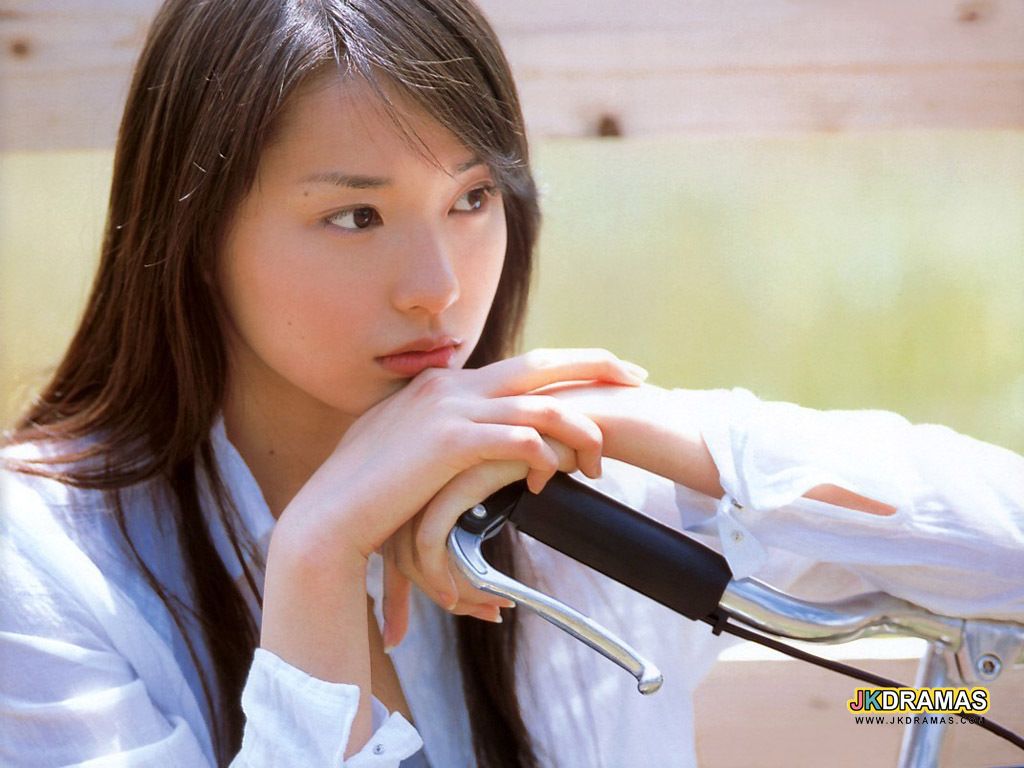 1024x768 Picture of Erika Toda
