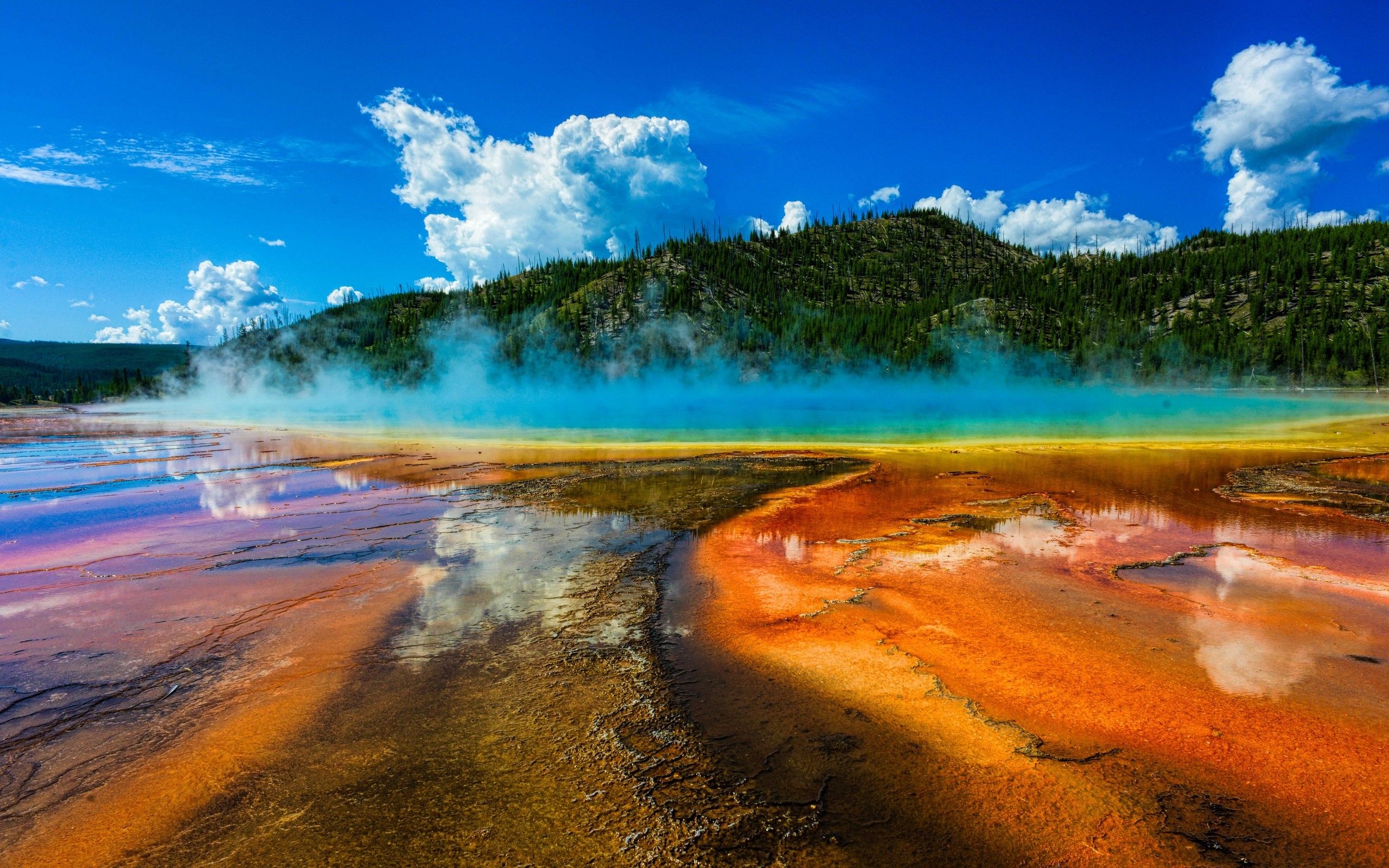 2560x1600 Vibrant Nature's Hot Spring HD Wallpaperx1600