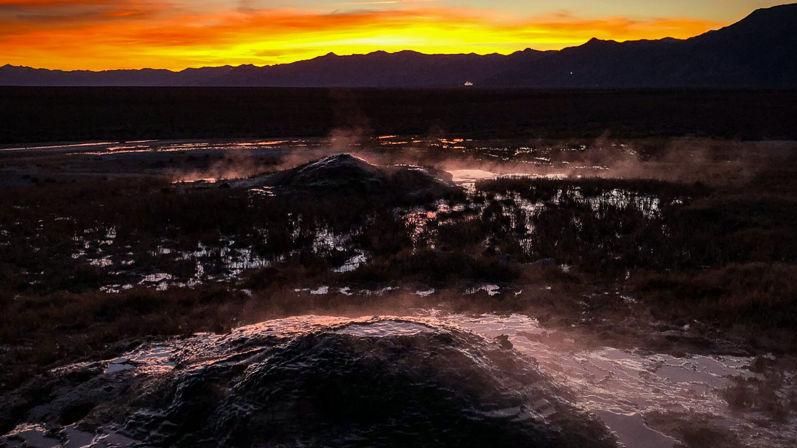 2560x1440 Nevada Hot Springs. Nevada Geysers. Geysers of Whirlwind Valley