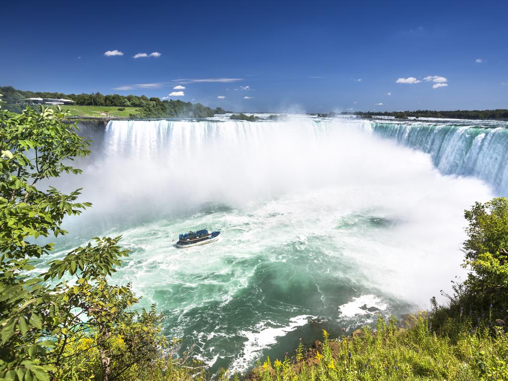 1024x768 best natural attractions in Canada, from Niagara Falls to the Northern Lights