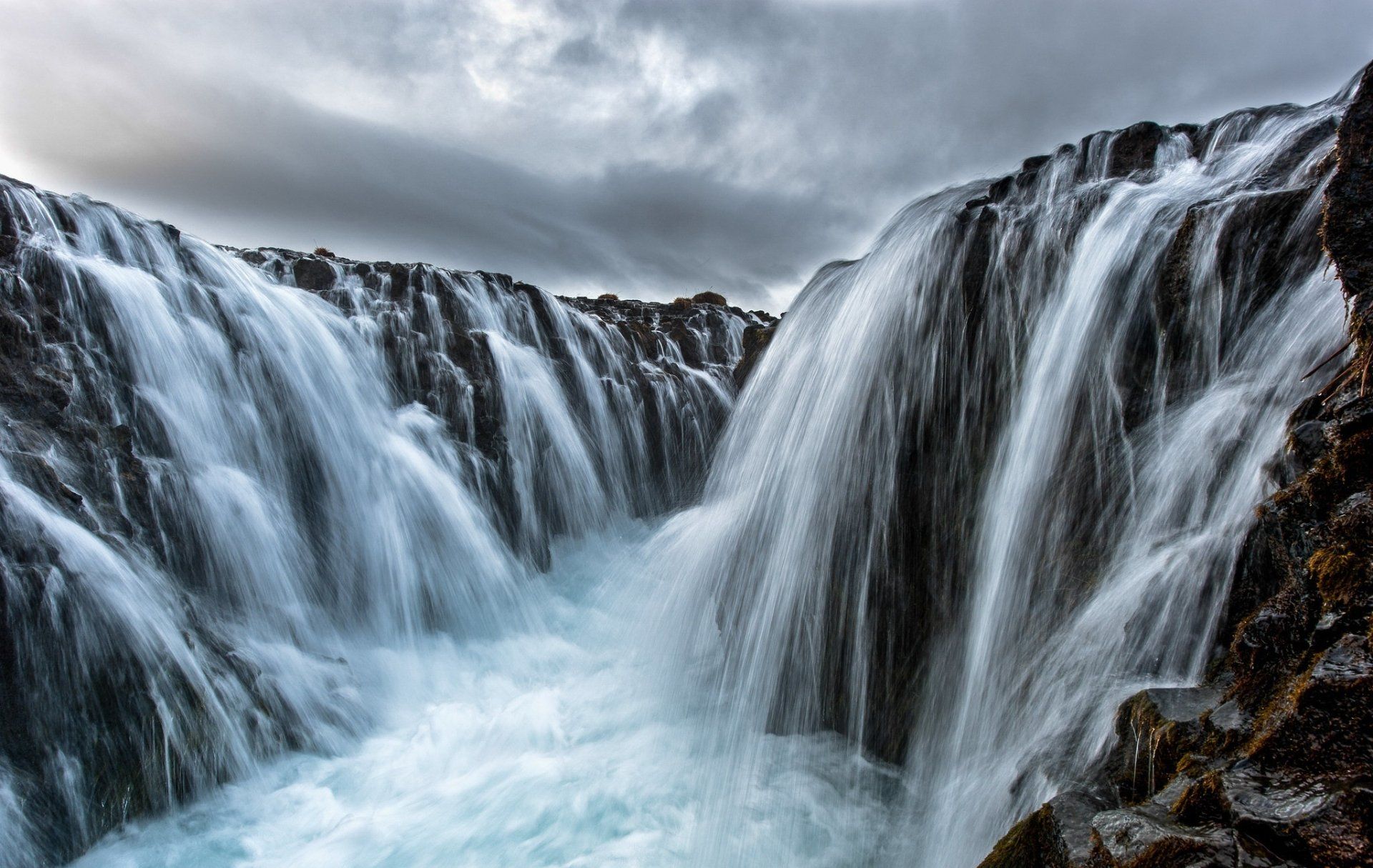 1920x1215 Majestic Waterfall Wonders: Stunning HD Nature Wallpaperx1296