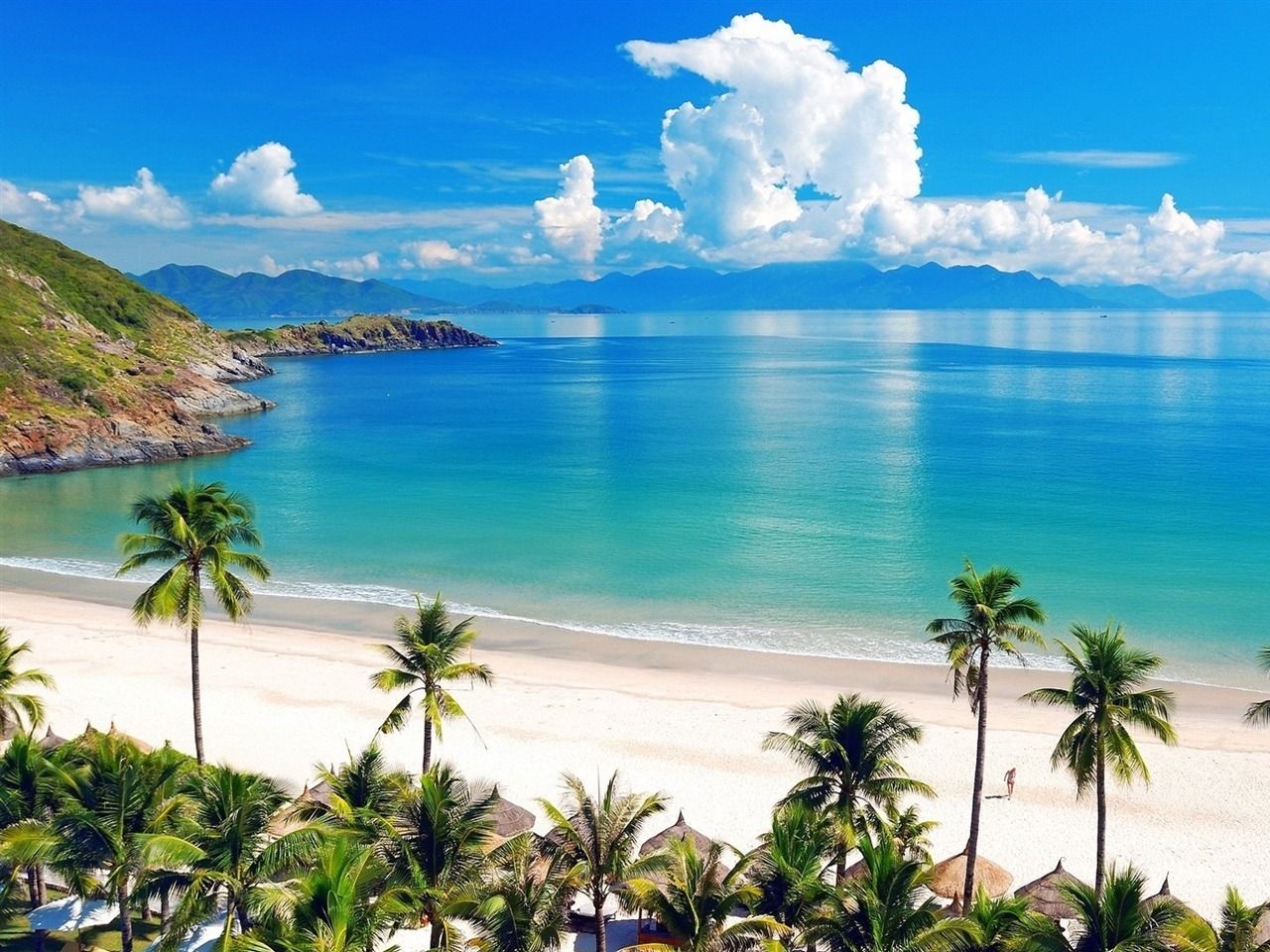 1280x960 Beautiful Beach And Sea Scenery HD Wallpaper