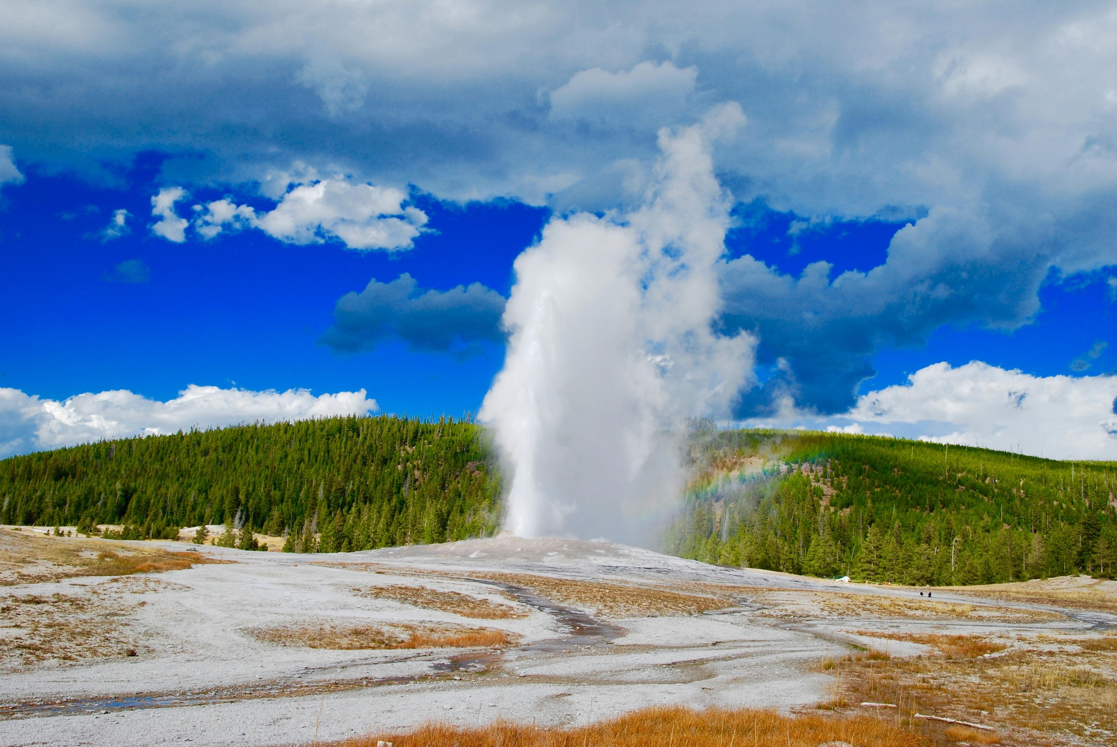 3872x2592 Geyser Eruption in Yellowstone National Park · Free