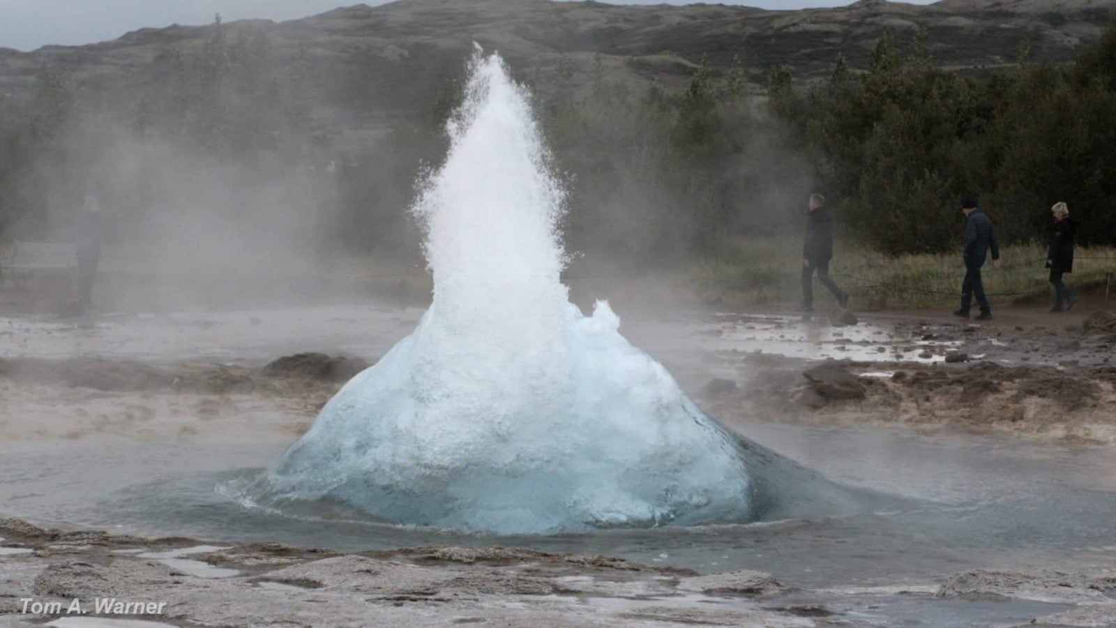 1600x900 Video of Strokkur Geyser Erupting in Slow Motion