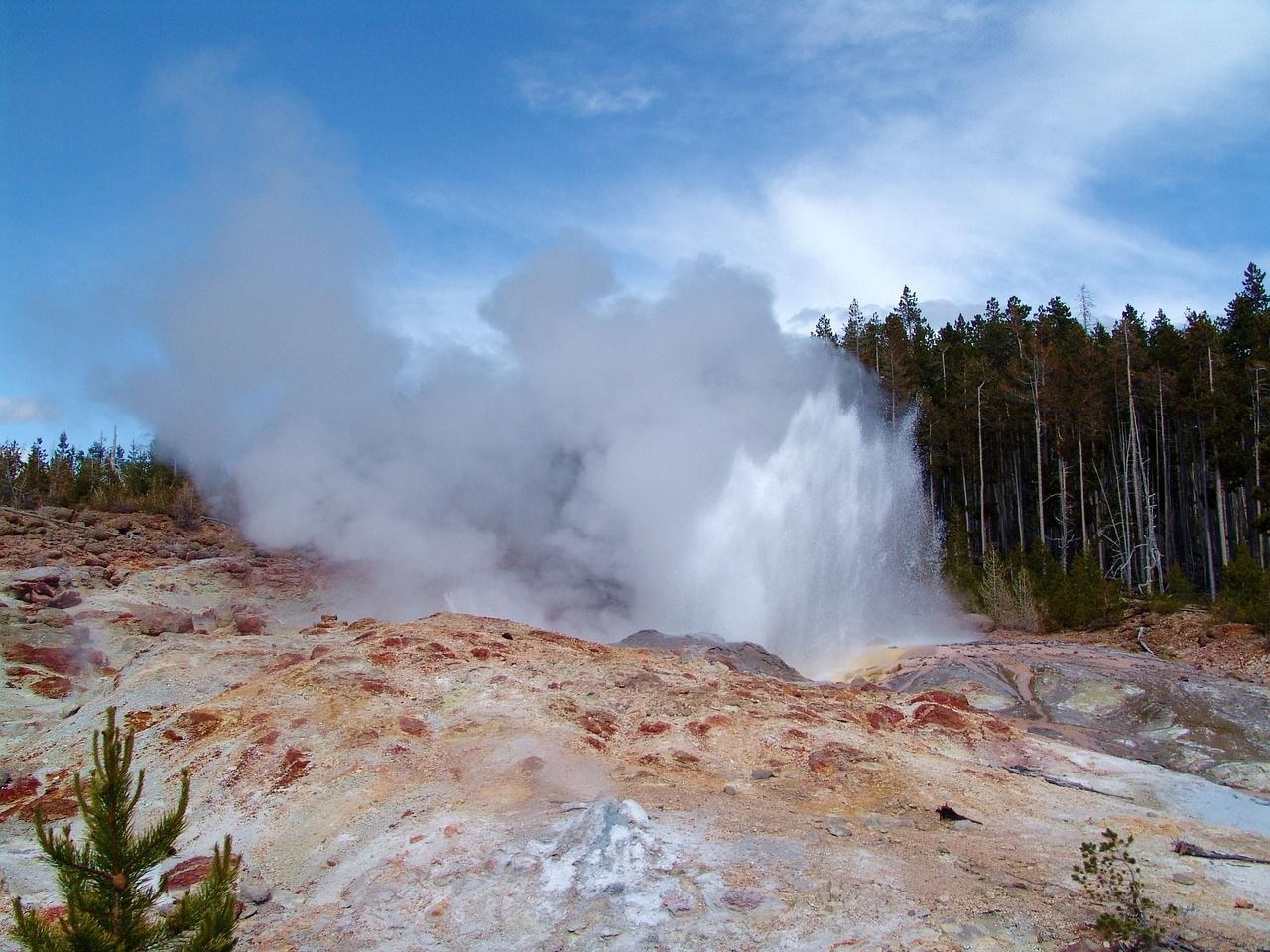 1280x960 Free Steamboat Geyser & Geyser Image