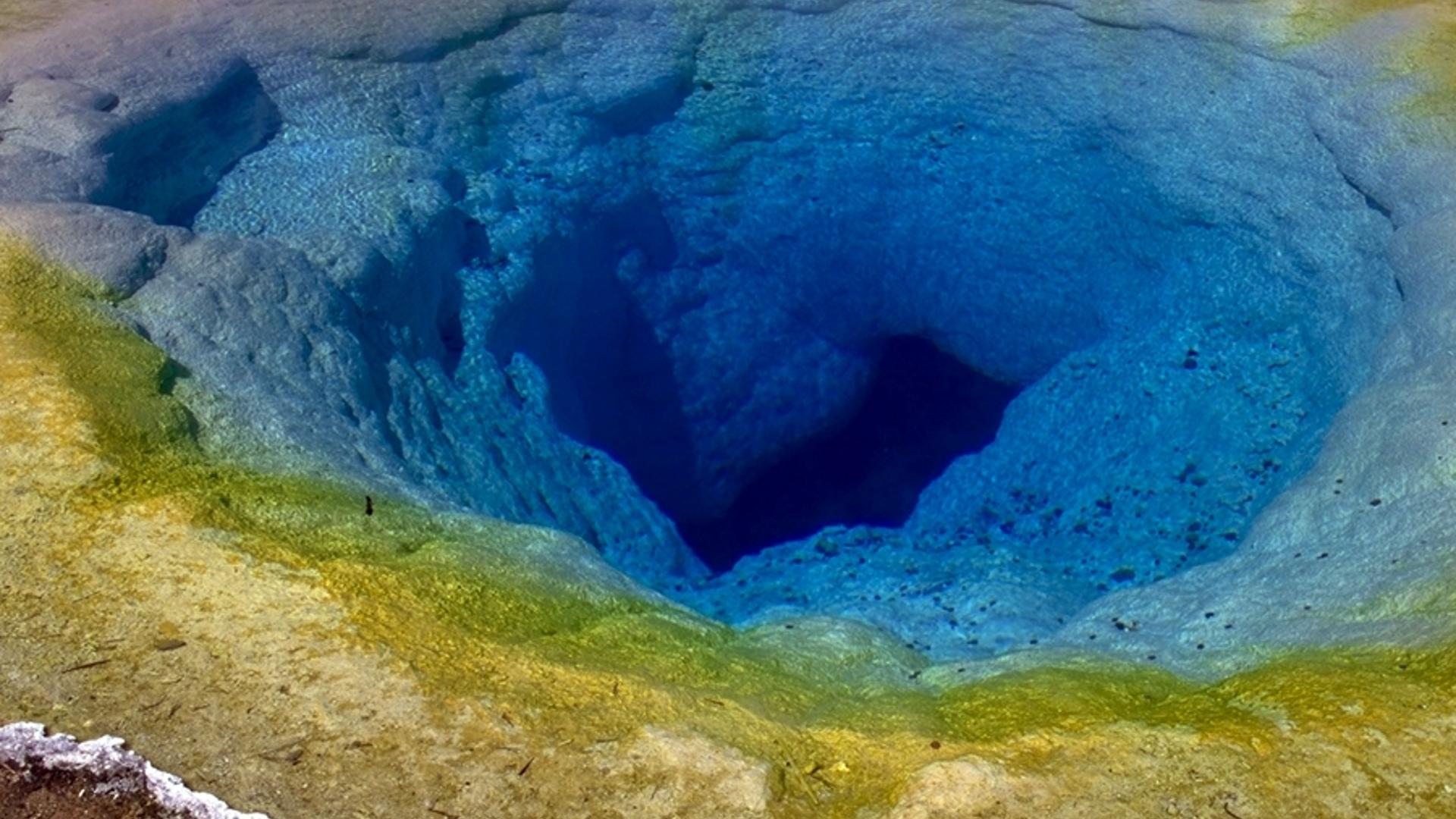 1920x1080 Tourists' Trash Caused The Oddly Colored Geysers At Yellowstone, Study Finds