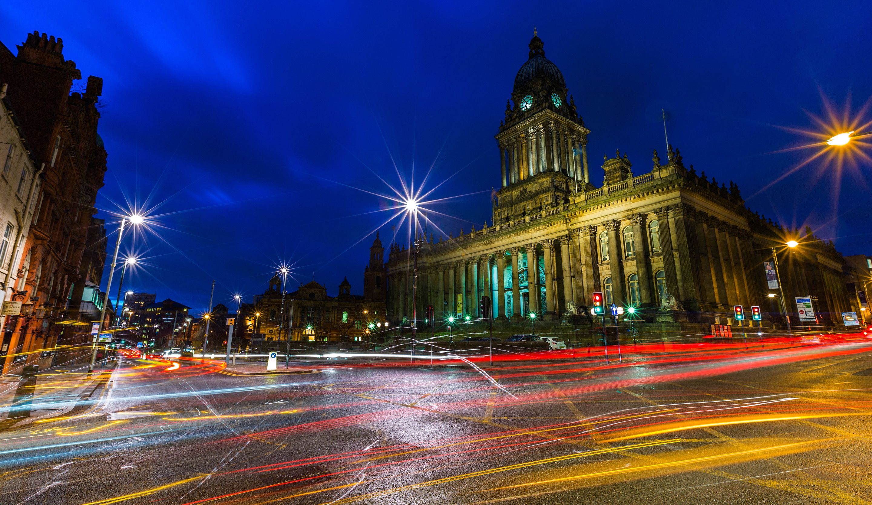 2880x1670 Leeds Nightlife: Time Lapse Tower And City Lights HD Wallpaperx1670