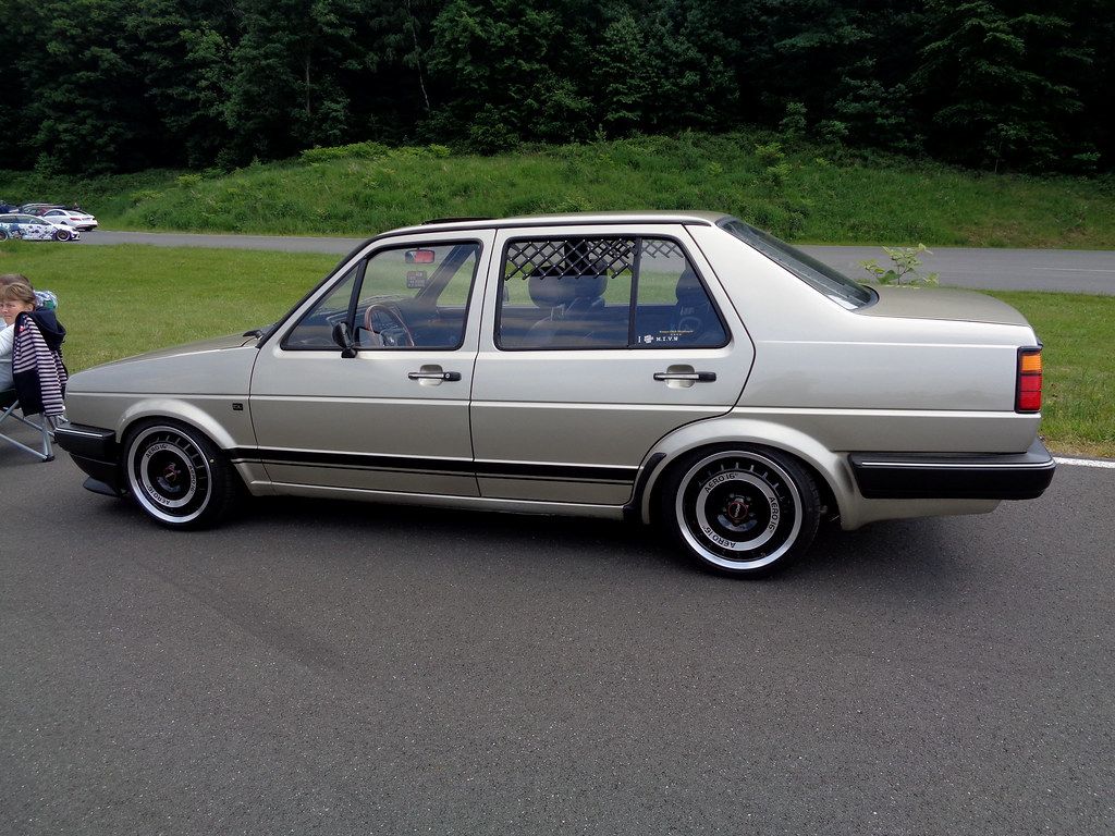 1024x768 VW Jetta 2