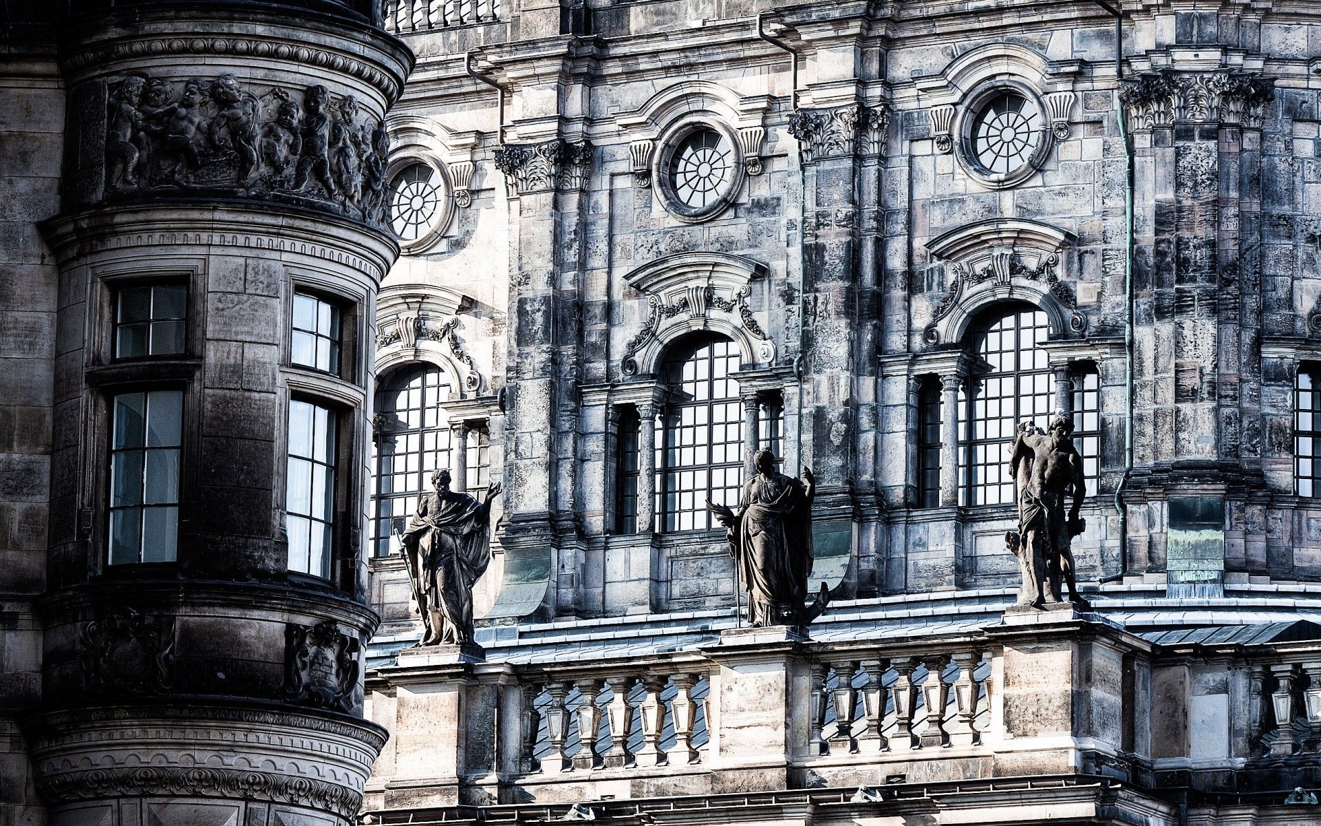 1920x1200 Interesting architecture of a European city