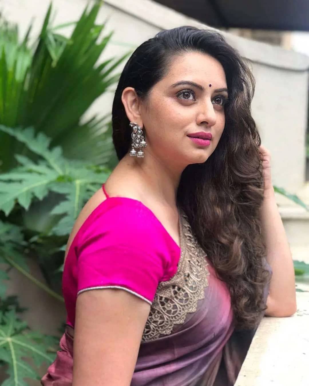 1080x1350 Shruti Marathe Wallpaper