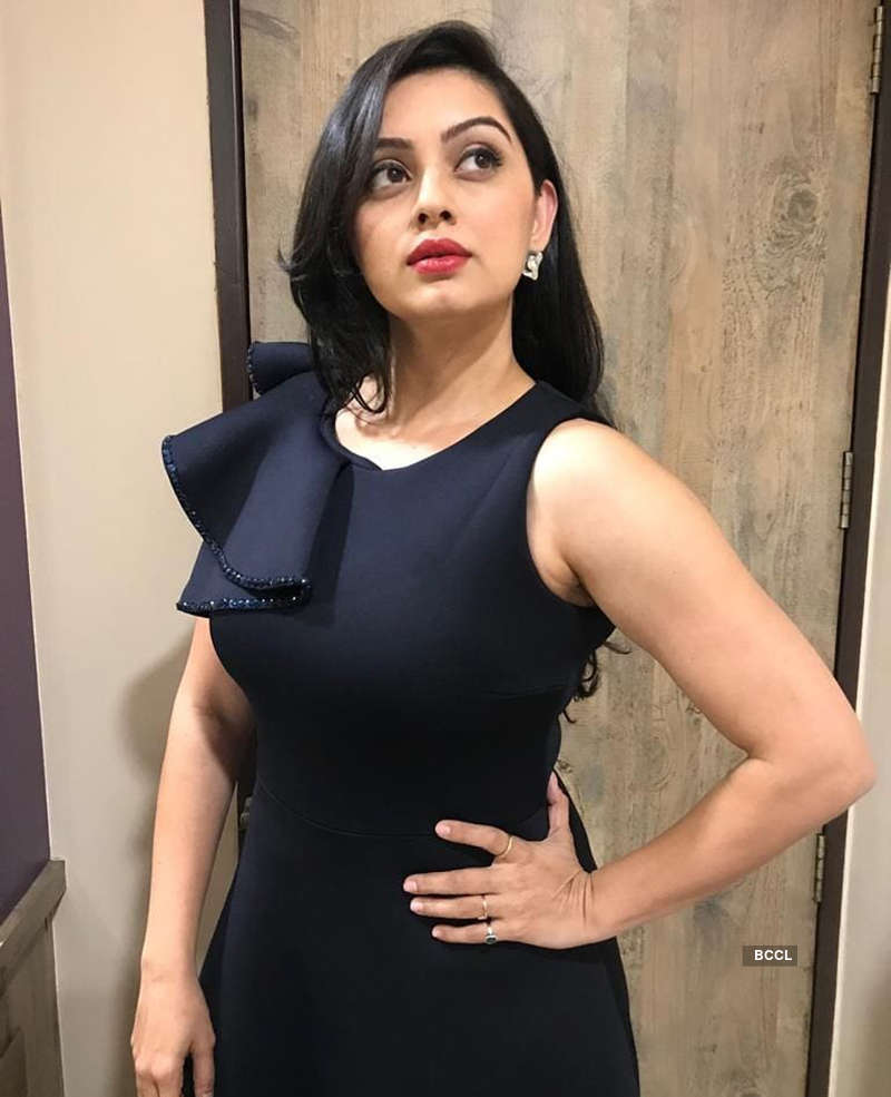 800x985 Shruti Marathe Wallpaper