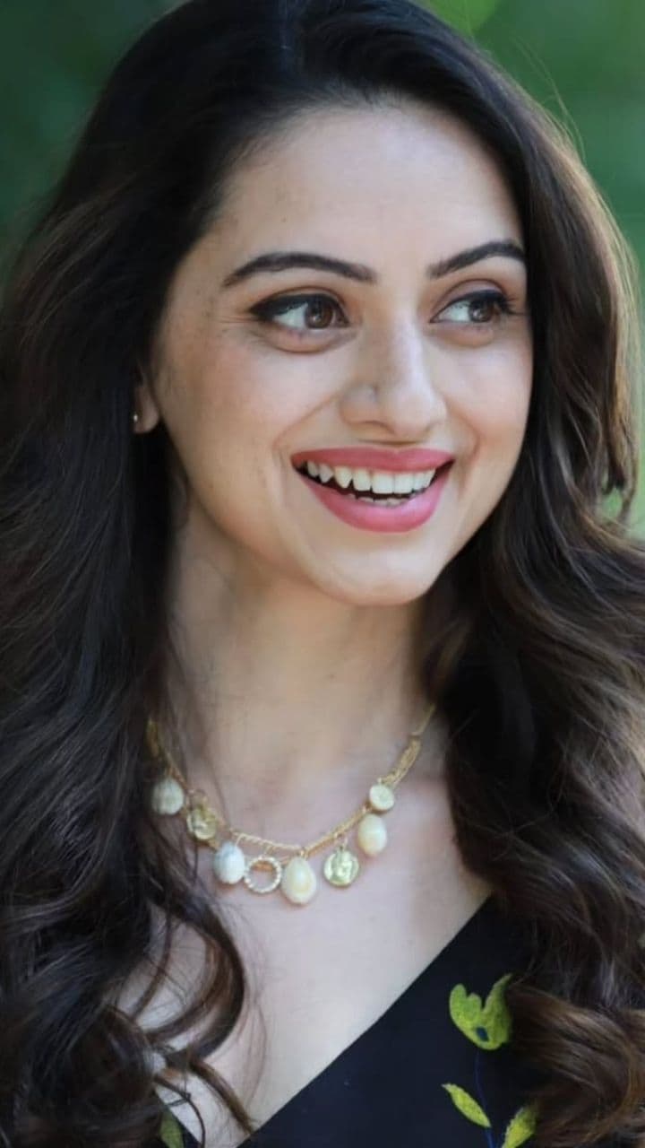 720x1280 Shruti Marathe