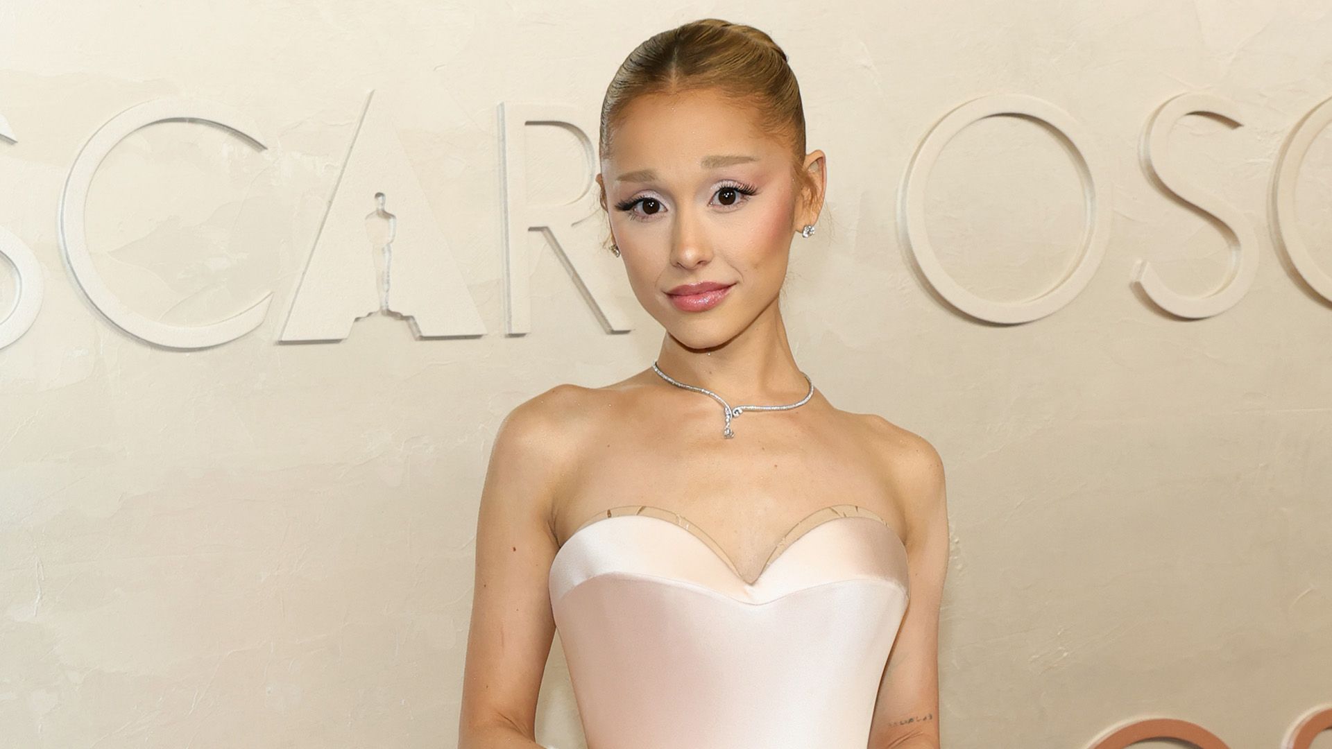 1920x1080 Ariana Grande Floats on 2025 Oscars Red Carpet in a Schiaparelli Dress