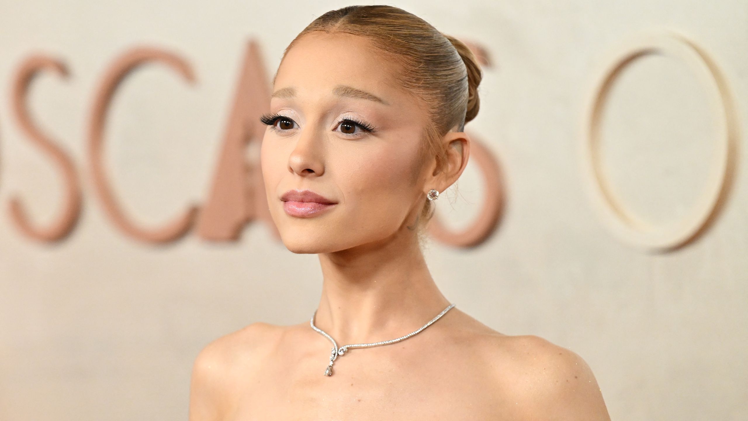2560x1440 Ariana Grande Kept Up Her Classic Glinda Glam for the 2025 Oscars