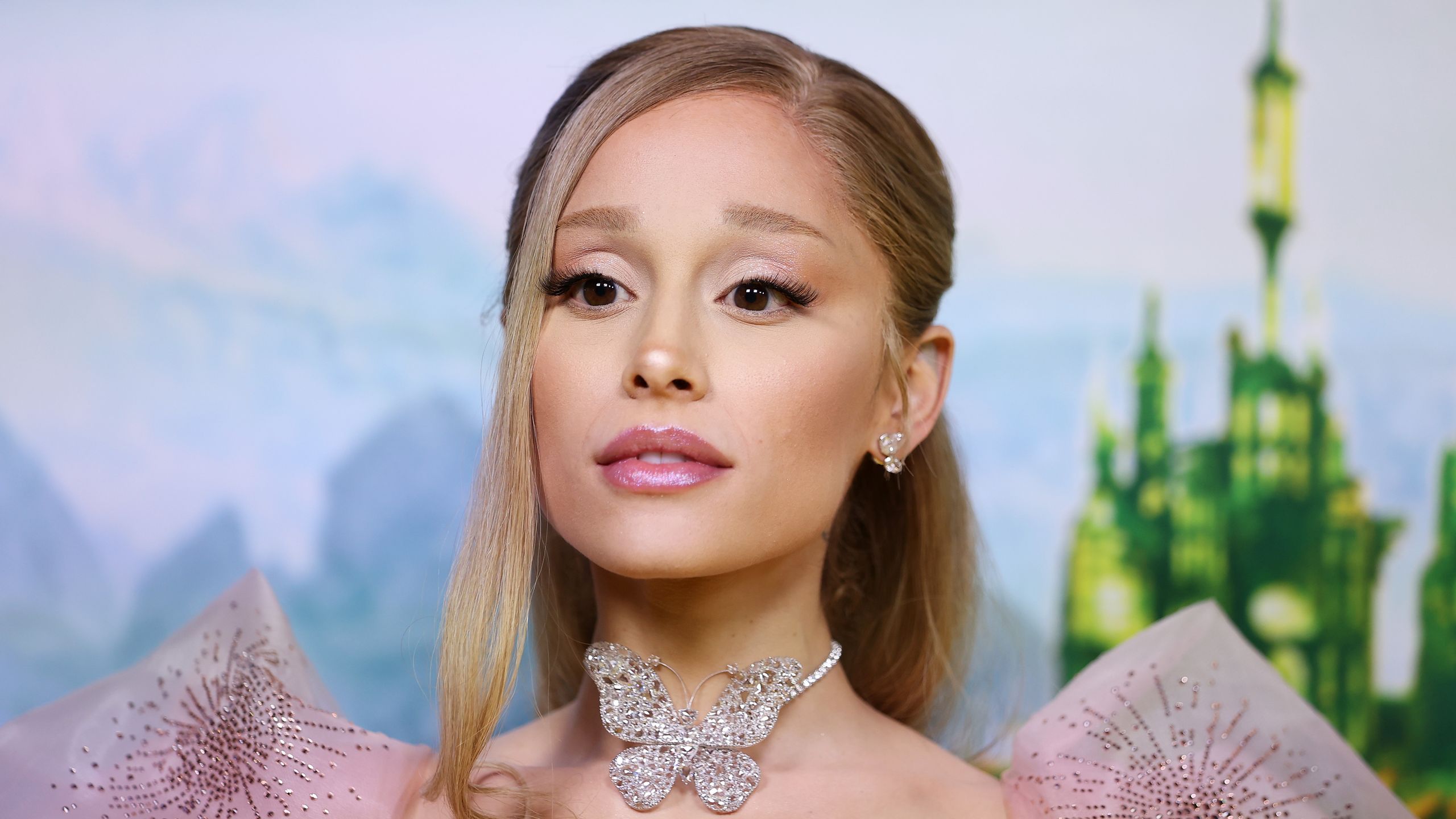 2560x1440 Ariana Grande Made an Unexpected Hair Color Change for the Golden Globes—See Photo