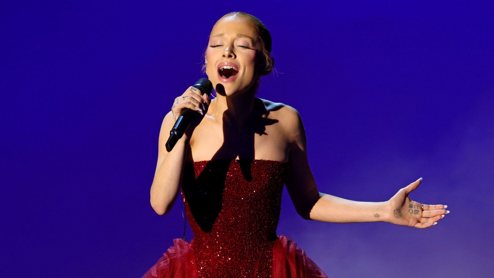 1600x900 Ariana Grande Teases Potential Live Performance, Isn't Quitting Music