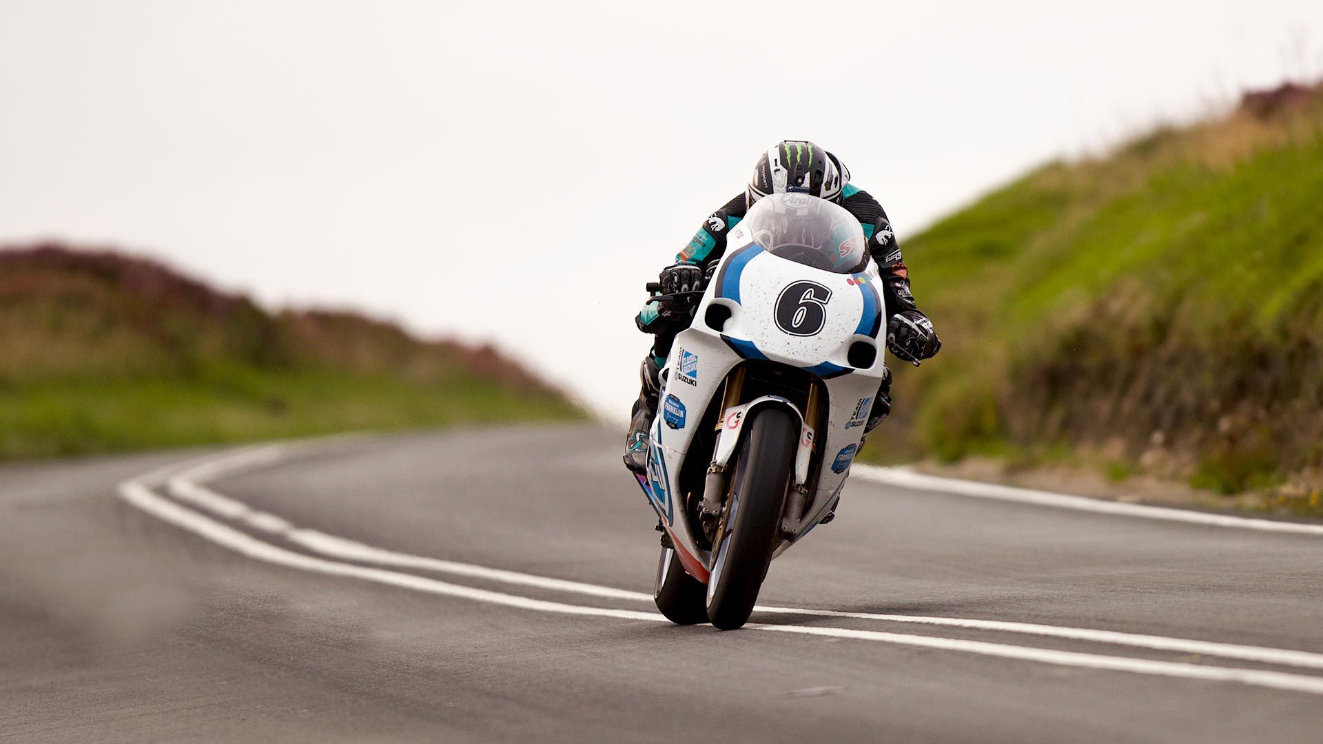 1920x1080 Michael Dunlop Wins The Manx GP Classic Superbike Race And Breaks The Lap Record Grip & Eazi Guard