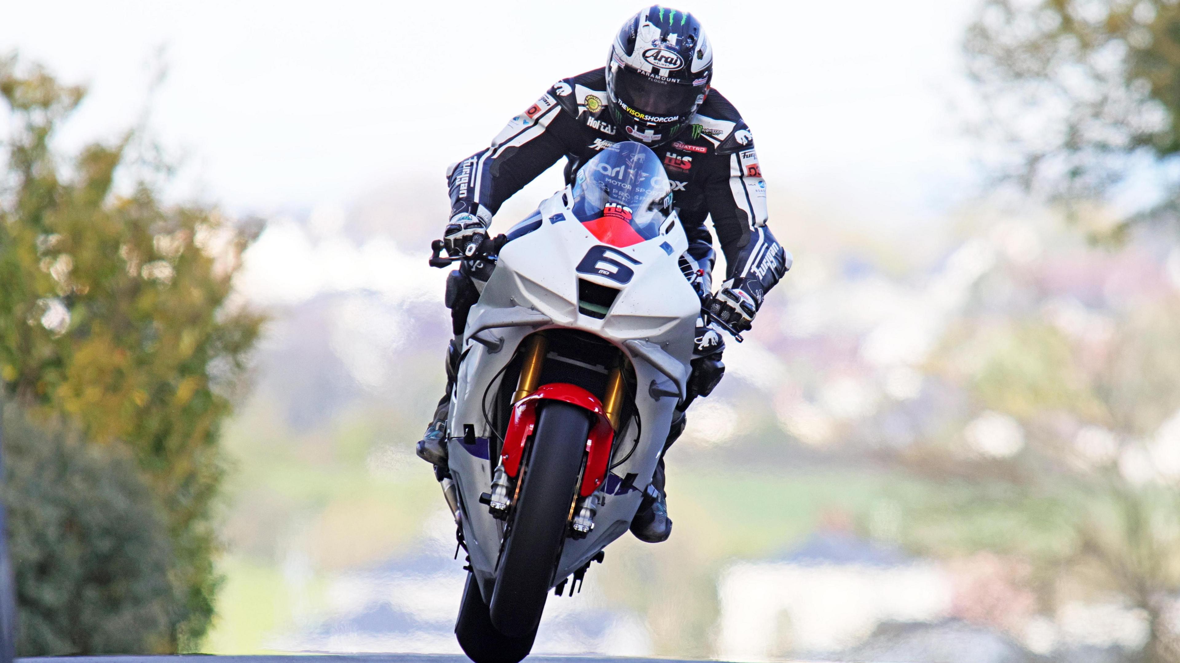 3840x2159 Michael Dunlop wins at Cookstown 100 and then crashes unhurt