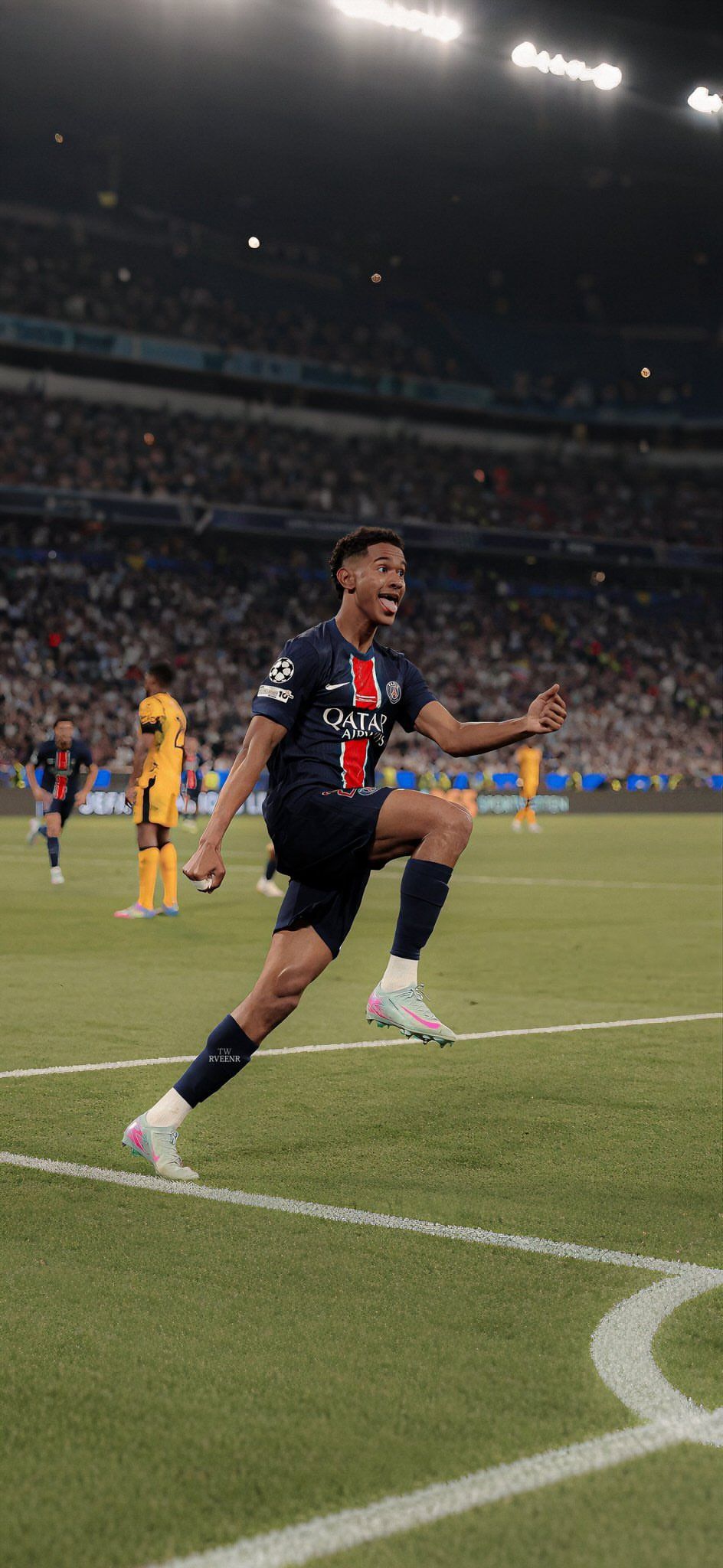 944x2048 Warren Zaïre Emery Celebrating For PSG Football Wallpaper
