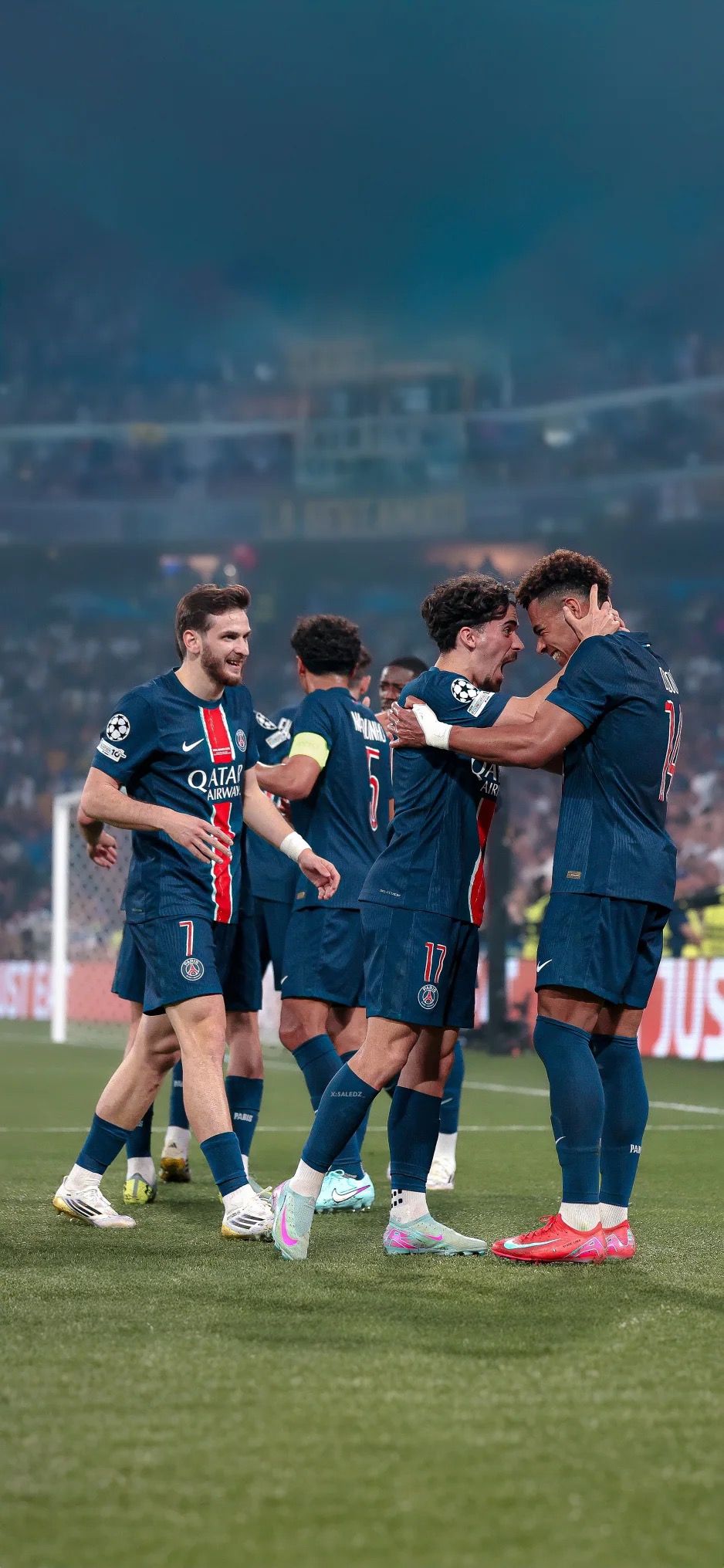 938x2031 Warren Zaïre Emery Celebrating For PSG Football Wallpaper