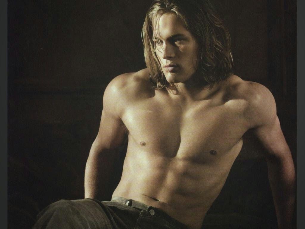 1024x768 Male Celeb Wallpaper: Australian Former Model Travis Fimmel HD